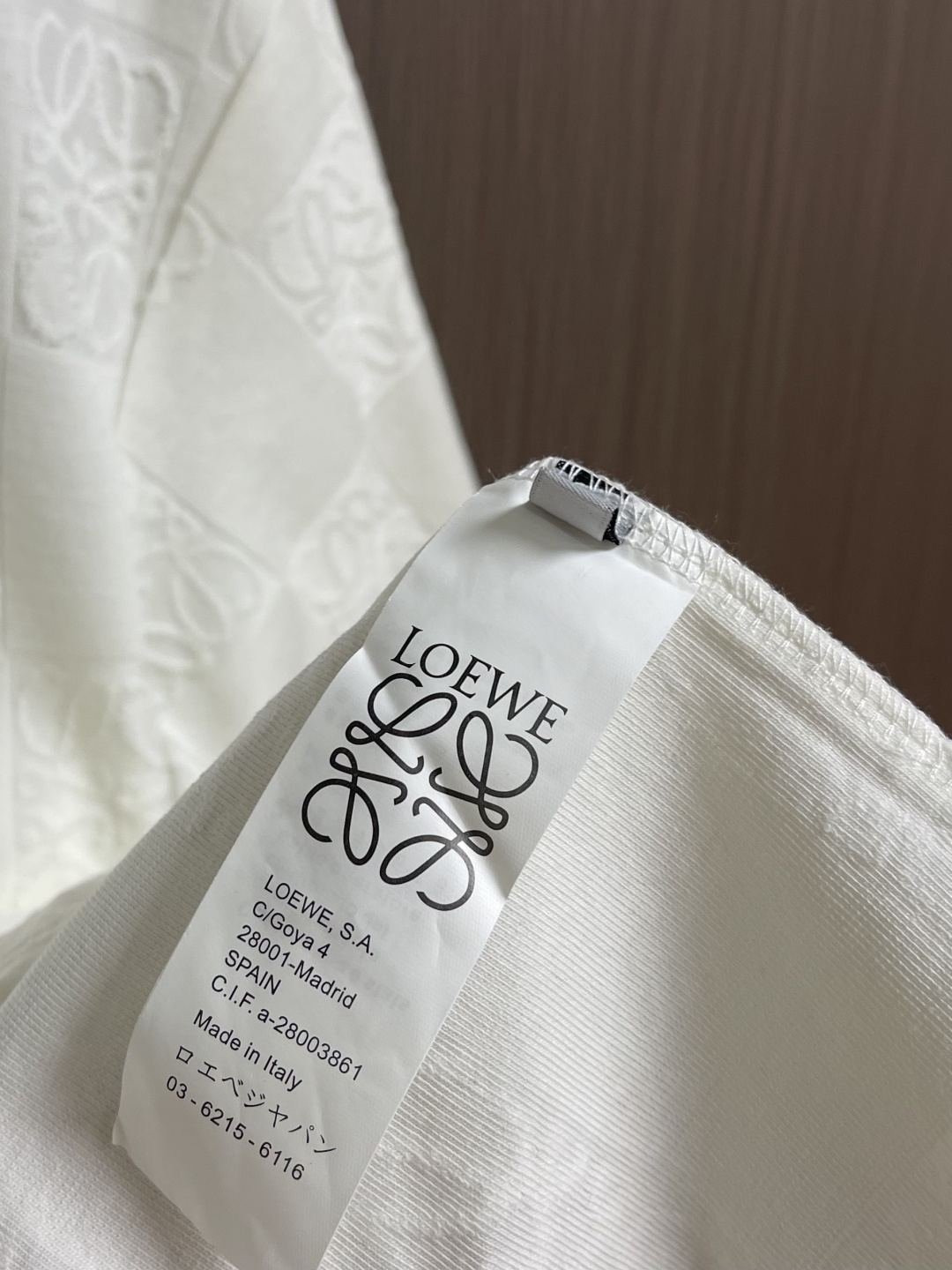 LOEWE 弹幕logo提花短袖T恤 采用60支丝光双股，面料采用长纱新疆棉双股缠绕定织而成。螺纹搭配1
