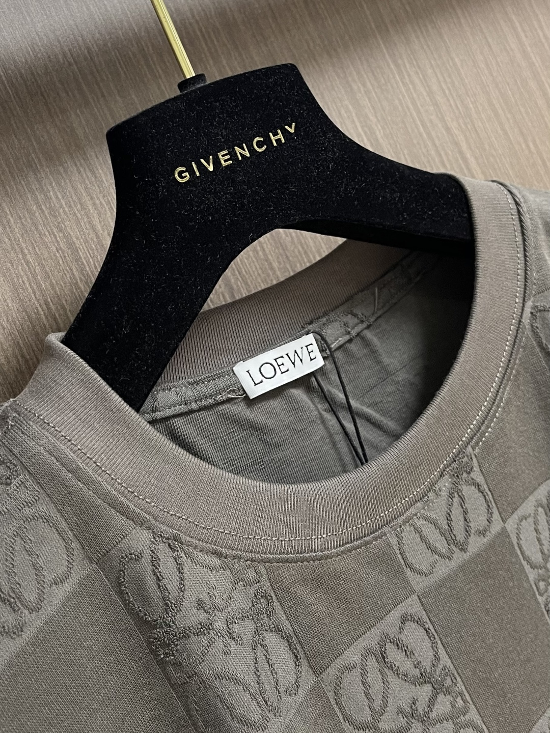 LOEWE 弹幕logo提花短袖T恤 采用60支丝光双股，面料采用长纱新疆棉双股缠绕定织而成。螺纹搭配1
