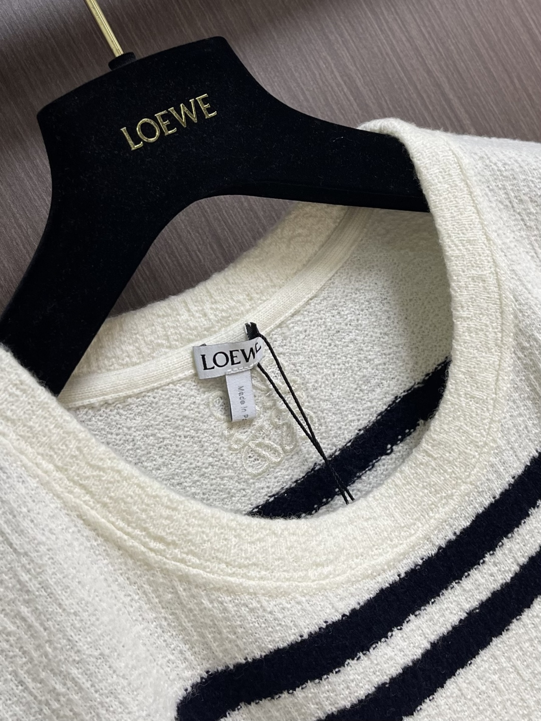 Loewe 轻盈纹理羊毛圆领刺绣针织T恤，这款LOEWE轻盈纹理羊毛圆领刺绣T恤，精选细腻羊毛混纺面料，