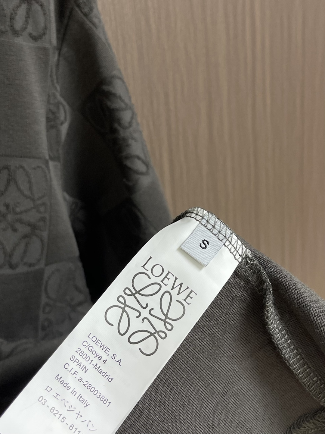 LOEWE 弹幕logo提花短袖T恤 采用60支丝光双股，面料采用长纱新疆棉双股缠绕定织而成。螺纹搭配1