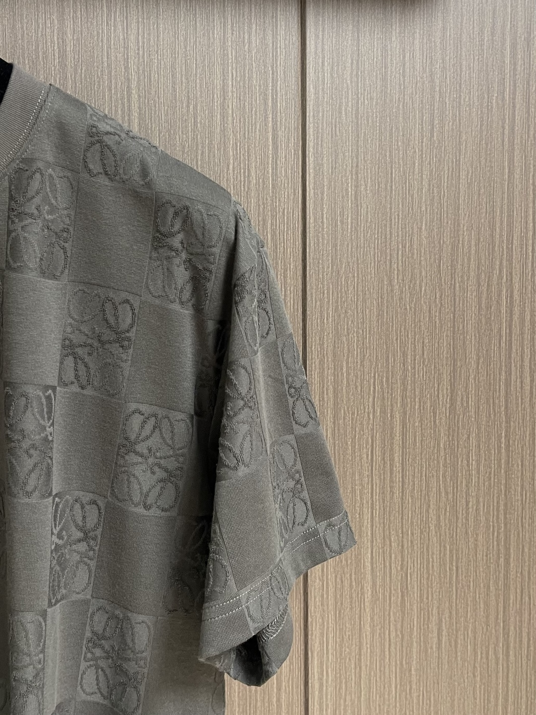 LOEWE 弹幕logo提花短袖T恤 采用60支丝光双股，面料采用长纱新疆棉双股缠绕定织而成。螺纹搭配1