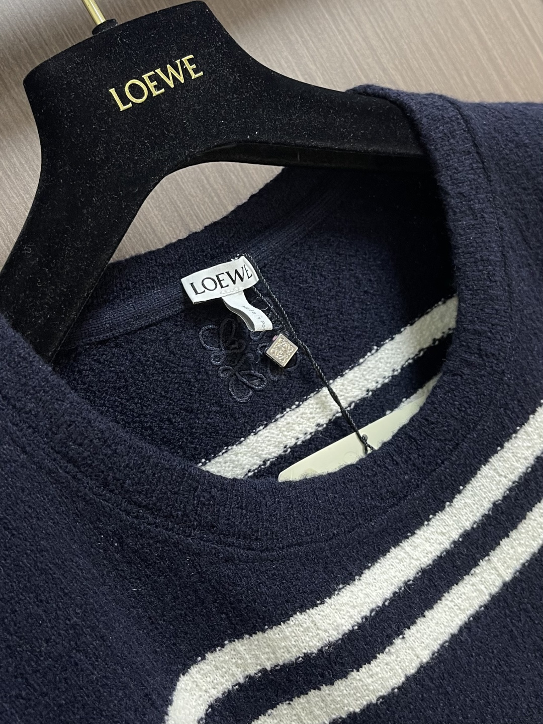 Loewe 轻盈纹理羊毛圆领刺绣针织T恤，这款LOEWE轻盈纹理羊毛圆领刺绣T恤，精选细腻羊毛混纺面料，