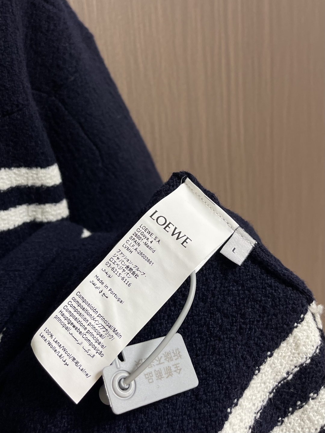 Loewe 轻盈纹理羊毛圆领刺绣针织T恤，这款LOEWE轻盈纹理羊毛圆领刺绣T恤，精选细腻羊毛混纺面料，