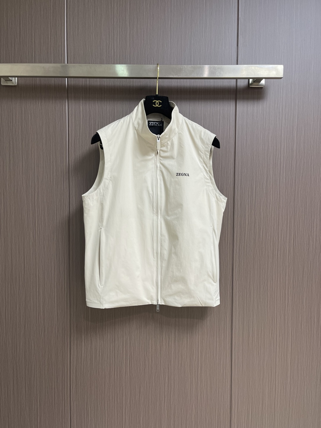 NO:956071,Vest Shorts ZEGNA 2026ss new spring and summer sleeveless vest jacket casual shorts suit, simple and versatile style, brand logo decoration, customized original fabric, not only crisp and trendy silhouette, but also comfortable to wear, complete with three standards. Sizes 48-56, shorts, jackets & coats,19860909马甲 短裤 ZEGNA 2026ss春夏新款无袖马甲外套休闲短裤套装,简约百搭款,品牌logo装饰 定制原版面料,不仅挺括,保持潮流的廓形,又穿着舒适,三标齐全.尺码48-56,,shorts,jackets & coats,,Men's clothing