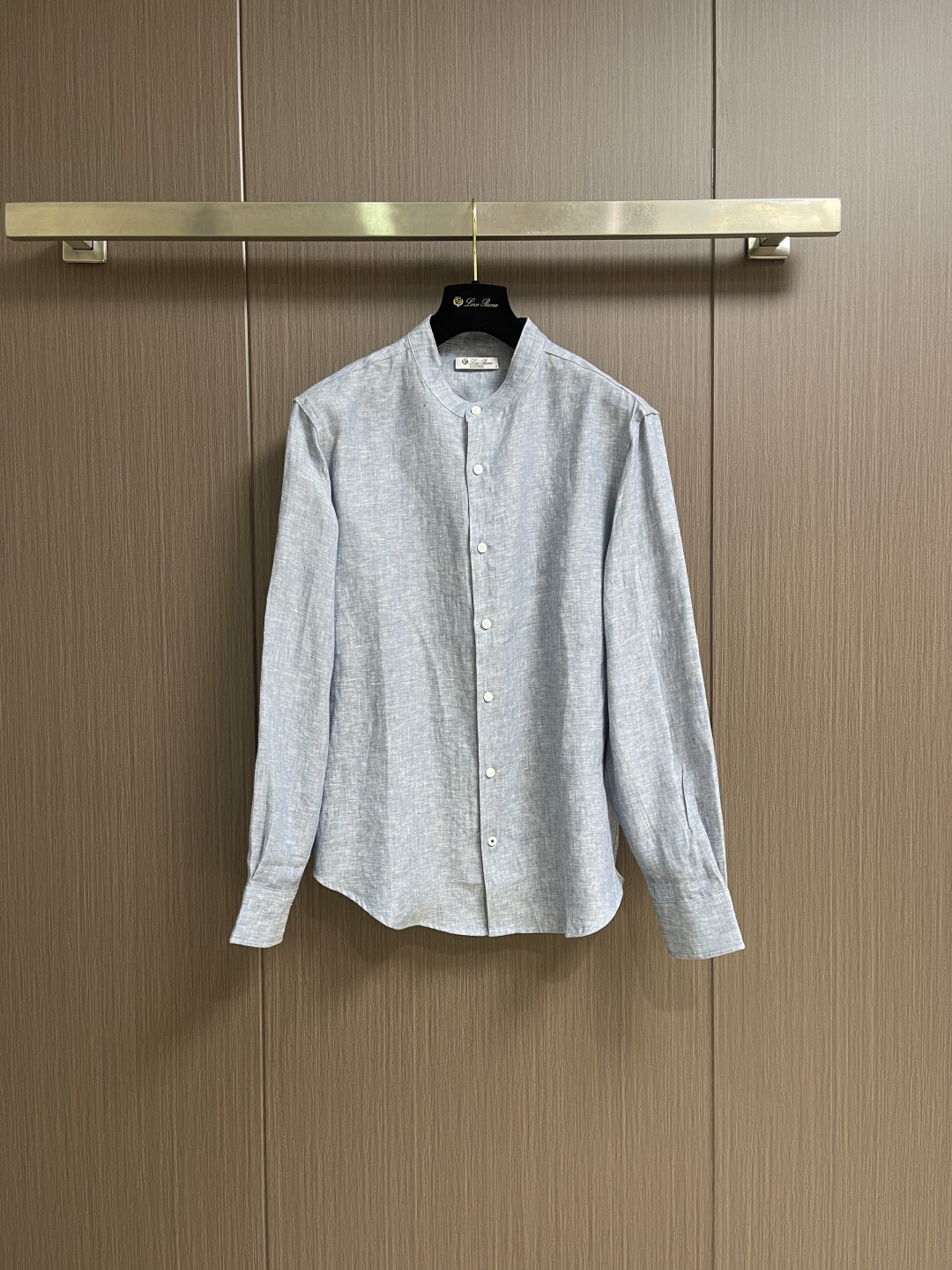 NO:837856,Loropiana LP  Elia men's light indigo linen shirt, Elia shirt is exquisite and versatile, cleverly combining the classic Andr shirt silhouette with a low mandarin collar, woven from Solaire linen, cool to the touch, textured and soft, and treated with the brand's special process, mandarin collar, mother-of-pearl button closure, long sleeves, shirt-style cuffs with mother-of-pearl buttons, rounded hem, small LP badge patches on both sides, mixed color fabric, regular fit. Sizes 46-52  Size S-XL 46, shoulder width 47.8, chest 116, length 73.5, size 48, shoulder width 49, chest 120, length 75, size 50, size 50.2, chest 124, length 76.5, size 52, shoulder width 51.4, chest 128, length 78,,loro piana,loro piana,shirts,19860909Loropiana LP Elia男士浅靛蓝色亚麻衬衫,Elia衬衫精致百搭,巧妙融合Andr衬衫经典版型与低中式领,由Solaire亚麻编织而成,手感凉爽,兼具纹理和柔软质感,并经过品牌特殊工艺处理,中式领,珍珠母贝纽扣开合,长袖,衬衫式袖口,配以珍珠母贝纽扣,圆润下摆,两侧点缀小巧LP徽章贴饰,混色面料,常规版型.尺码46-52 S-XL 46码 肩宽47.8 胸围116 衣长73.5 48码 肩宽49 胸围120 衣长75 50码 肩宽50.2 胸围124 衣长76.5 52码 肩宽51.4胸围128 衣长78,,loro piana,loro piana,shirts,,Men's clothing