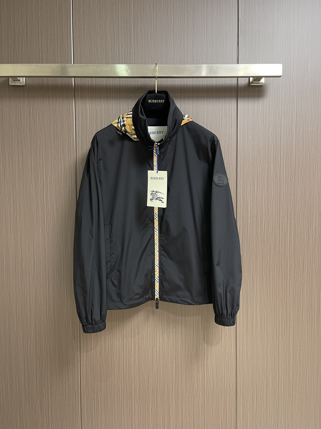 NO:952567,The Burberry Silicone Stamp Nylon Hooded Jacket is not afraid of any challenges in terms of material, detail restoration and craftsmanship, just to provide everyone with a wonderful product, incorporating Burberry plaid ribbons and B  Font-shaped zipper puller. Lightweight texture, showing a casual fit. Decorative knight seal appliqué, derived from the archive pattern of the brand bag in the 1980s. Two-way zipper closure - drawstring hood and hem - side zipper pockets - elastic cuffs - decorated with equestrian knight logo and silicone plaque. Not only can it block the sun for you in the hot spring and summer!  It prevents ultraviolet rays from tanning the skin and is perfectly breathable and quick-drying!  It can also protect you from rain and wind in autumn and winter, so you can travel without fear!  Every bit is very unique, waterproof, sunproof, windproof, lightweight, extreme quality, and gorgeous details!  !  The upper body naturally has that generous and simple beauty. Sizes 48-56, burberry, jackets & coats, hats,19860909Burberry 硅胶印章尼龙连帽外套,不管是材质还是细节还原度以及工艺制作方面不惧任何挑战,只为给大家奉献绝妙产物,融入Burberry格纹饰带和 B 字型拉链头.质地轻盈,呈现休闲版型.装饰骑士印章贴花,源自1980年代品牌包款的典藏图案.双向拉链开合﹣抽绳式连帽与衣摆﹣侧边拉链口袋﹣弹性袖口﹣饰有马术骑士徽标 硅胶饰牌.在炎热春夏天不仅能为你阻挡太阳！不让紫外线晒黑皮肤、更能完美透气速干！秋冬天也能防雨防风让你无惧出行！每一处都是非常独特的,防水,防晒,防风,轻便,品质极端,细节华丽！！上身自然而然的具备那种大方简约之美.尺码48-56,,burberry,jackets & coats,hats,,Men's clothing