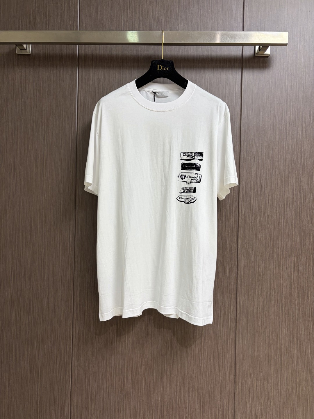 NO:773745,Dior 2026ss new short-sleeved T-shirt, decorated with the Dior Archives Labels logo, reinterprets the Dior label in a 3D printed version. Made of white cotton jersey fabric, loose fit, decorated with flocking logo on the chest. Can be worn with wide-leg shorts. Same style for men and women. Sizes S-M-L S size Bust 104 Shoulder width 47.7 Length 74 M Size Bust 108 Shoulder width 48.9  Length 75 L, bust 112, shoulder width 50.1, length 6, dior, shorts, T-shirt,19860909Dior 2026ss新款短袖 T 恤,饰以 Dior Archives Labels 标志,以3D 印花版本重新诠释 Dior 标签.采用白色棉质平纹针织面料精心制作,宽松版型,胸前饰以植绒标志.可与阔腿短裤搭配.男女同款.尺码S-M-L S码 胸围104肩宽47.7 衣长74 M码胸围108肩宽48.9 衣长75 L码 胸围112肩宽50.1衣长6,,dior,shorts,T-shirt,,Men's clothing