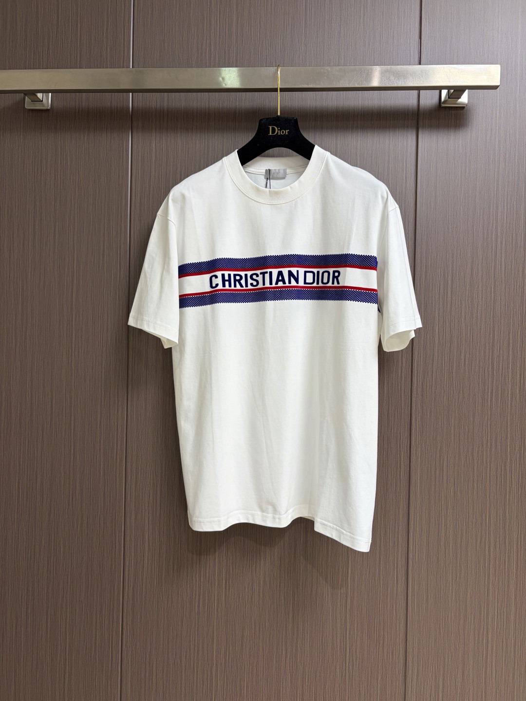 NO:773749,Dior 2026ss new men's and women's short-sleeved T-shirts, classic logo big-name element craft design, fashionable and casual short-sleeved T-shirts 280g cotton fabric, soft and skin-friendly, comfortable and breathable, loose and dropped shoulders, round neck cut. Sizes S-XL, dior, T-shirt, tees, t-shirt,19860909Dior 2026ss新款男女同款短袖T恤,经典logo大牌元素工艺设计,时尚休闲短袖T恤衫280g全棉面料,手感柔软亲肤,着身舒适透气性都无法挑剔,宽松落肩的圆领版型裁剪.尺码S-XL,,dior,T-shirt,tees，t-shirt,,Men's clothing