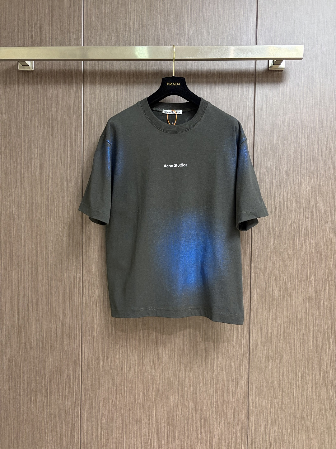 NO:773734,Acne Studios gradient hot-color logo short-sleeved T-shirt, made of cloud-sand double yarn plain fabric, grainy texture, high-end foggy feeling, with a calm ink gray and black as the main tone, blue and purple gradient hot-stamping decorations embellished everywhere on the body, as if wearing the galaxy fragments on the body, effortless pioneering sense, decorated with the Acne Studios logo on the front.  A three-dimensional relief effect is formed on the surface of the fabric, which is soft to the touch and elastic and visually outstanding. It adopts the embossing colored paper process to transfer the color foil through high temperature and high pressure to press out the high-end printing of three-dimensional texture. It has both metallic luster and three-dimensional touch. The fabrics have been fermented and washed for better hand feel and texture. It is not easy to deform, not easy to shrink, not easy to fade, and maintains long-term beauty. The overall wiring is straight and delicate, the fabric is comfortable and soft, and the color is consistent without color difference.  It can be matched with the same style to create a fashionable look, and can be used in various occasions. Customized accessories, complete with three standards, same style for men and women!  Size S-XL S size Bust 108 Shoulder width 50 Clothes length 68 Medium Bust 112 Shoulder width 51.5 Clothes length 70 Large Bust 116 Shoulder width 53 Clothes length 7219860909Acne Studios 渐变烫彩徽标短袖T恤,采用云砂双纱平纹料 颗粒肌理 高级雾感 以沉稳的墨灰黑为主基调 蓝紫色渐变烫印装饰点缀于身上各处 似把银河碎片穿在身上 不费力的先锋感 正面饰有 Acne Studios 徽标 不张扬却自带气场 用极简传递自信 诠释风格从不需要被定义 只需要被打破.采用立体印花 通过高温使印花浆料膨胀隆起 在织物表面形成立体浮雕效果 触感柔软 有弹性 视觉突出.采用压印烫彩纸工艺 通过高温高压将彩色箔材转移 压出立体纹路的高端印 兼具金属光泽与立体触感,面料都经过酵洗 手感质感更佳 不易变形 不易缩水 不易褪色保持长久的美观.整体走线平直细腻,面料舒适柔软,颜色一致无色差 能与同款搭配营造时尚造型,驾驭各种场合,定制辅料,三标齐全,男女同款！尺码S-XL S码 胸围108 肩宽50 衣长68 M码胸围112肩宽51.5衣长70 L码 胸围116肩宽53 衣长72 XL码胸围肩宽54.5 衣长74,,acne studios,dior,T-shirt,tees，t-shirt,,Men's clothing