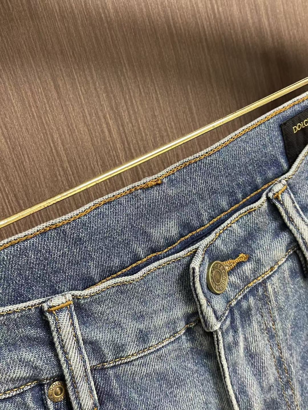 DG 2026ss春夏新品水洗男士休闲牛仔裤，腔调感极强的一款牛仔裤，都是时尚是个轮回，那么于牛仔类别而