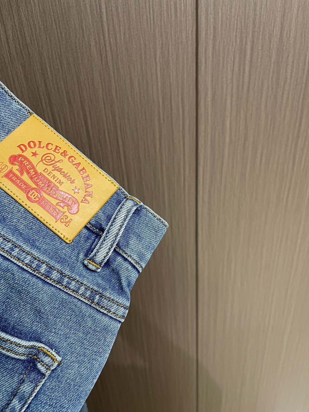 DG 2026ss春夏新品水洗男士休闲牛仔裤，腔调感极强的一款牛仔裤，都是时尚是个轮回，那么于牛仔类别而