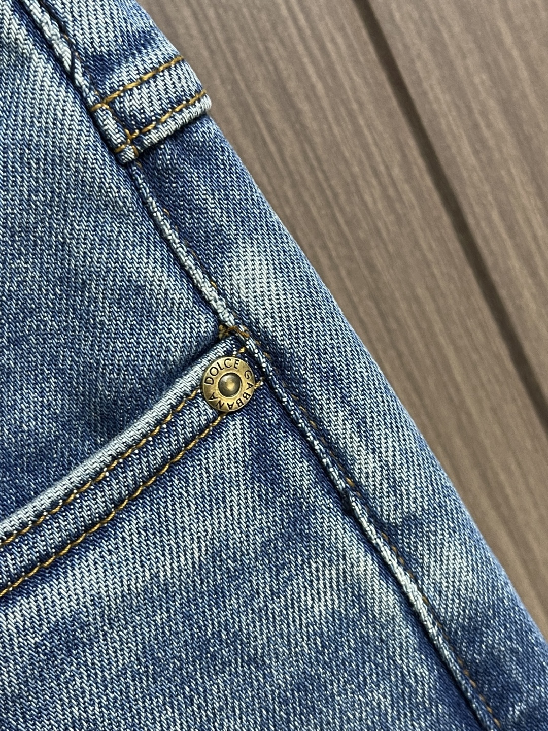 DG 2026ss春夏新品水洗男士休闲牛仔裤，腔调感极强的一款牛仔裤，都是时尚是个轮回，那么于牛仔类别而