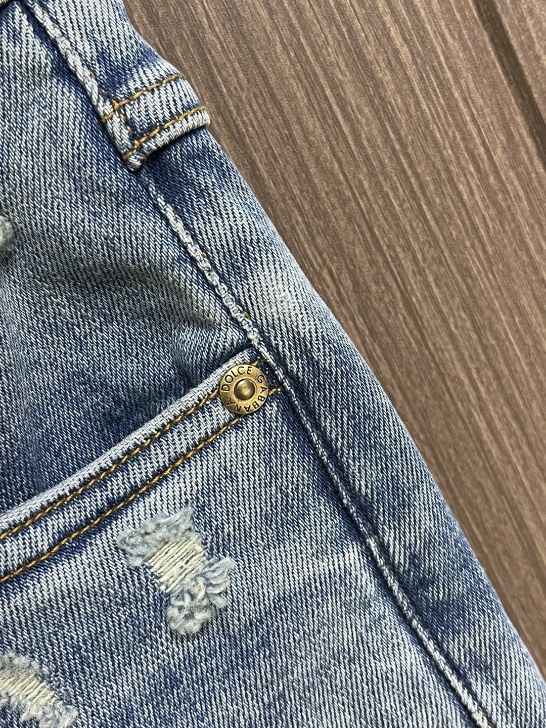 DG 2026SS新款仔章标识牛仔长裤，生活休闲日常皆宜。选用的牛仔布料全部经过多道工序洗水🌾、打磨🌾、