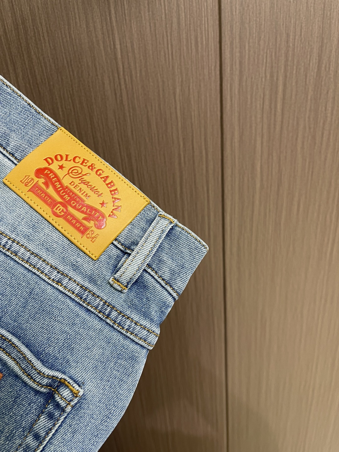 DG 2026SS新款仔章标识牛仔长裤，生活休闲日常皆宜。选用的牛仔布料全部经过多道工序洗水🌾、打磨🌾、