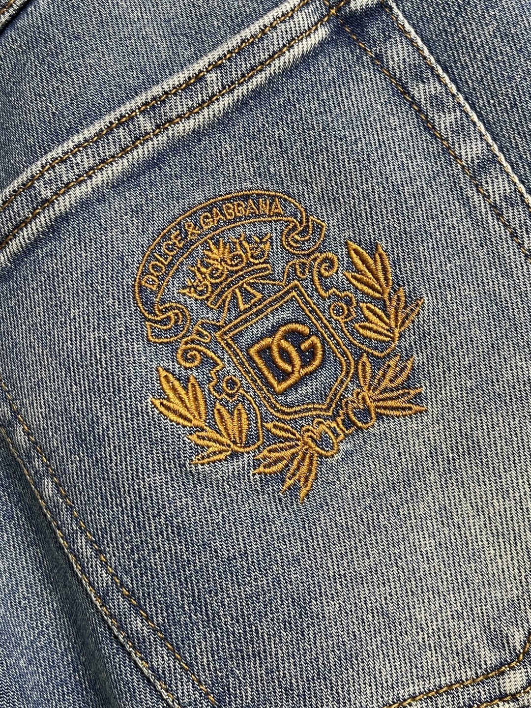 DG 2026ss春夏新品水洗男士休闲牛仔裤，腔调感极强的一款牛仔裤，都是时尚是个轮回，那么于牛仔类别而