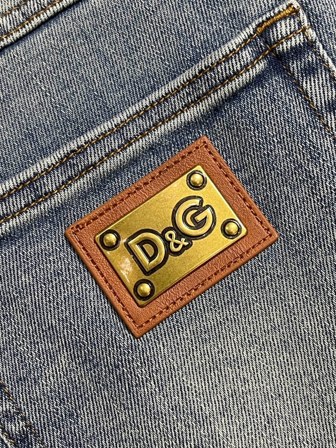 DG 2026SS新款仔章标识牛仔长裤，生活休闲日常皆宜。选用的牛仔布料全部经过多道工序洗水🌾、打磨🌾、