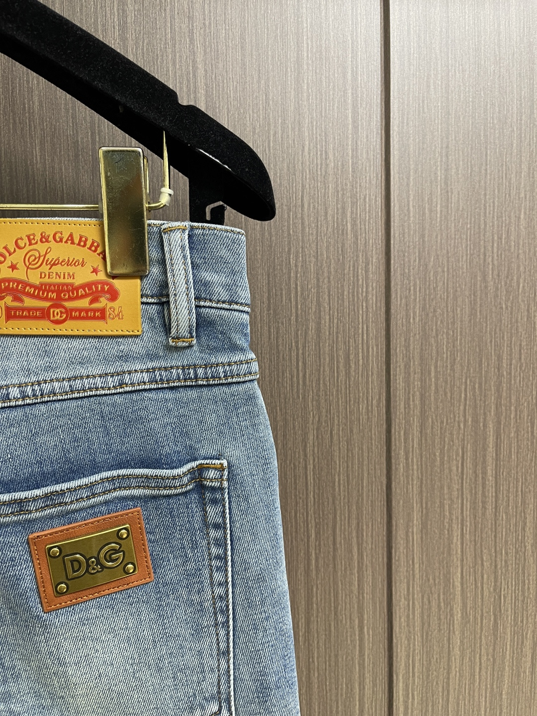 DG 2026SS新款仔章标识牛仔长裤，生活休闲日常皆宜。选用的牛仔布料全部经过多道工序洗水🌾、打磨🌾、