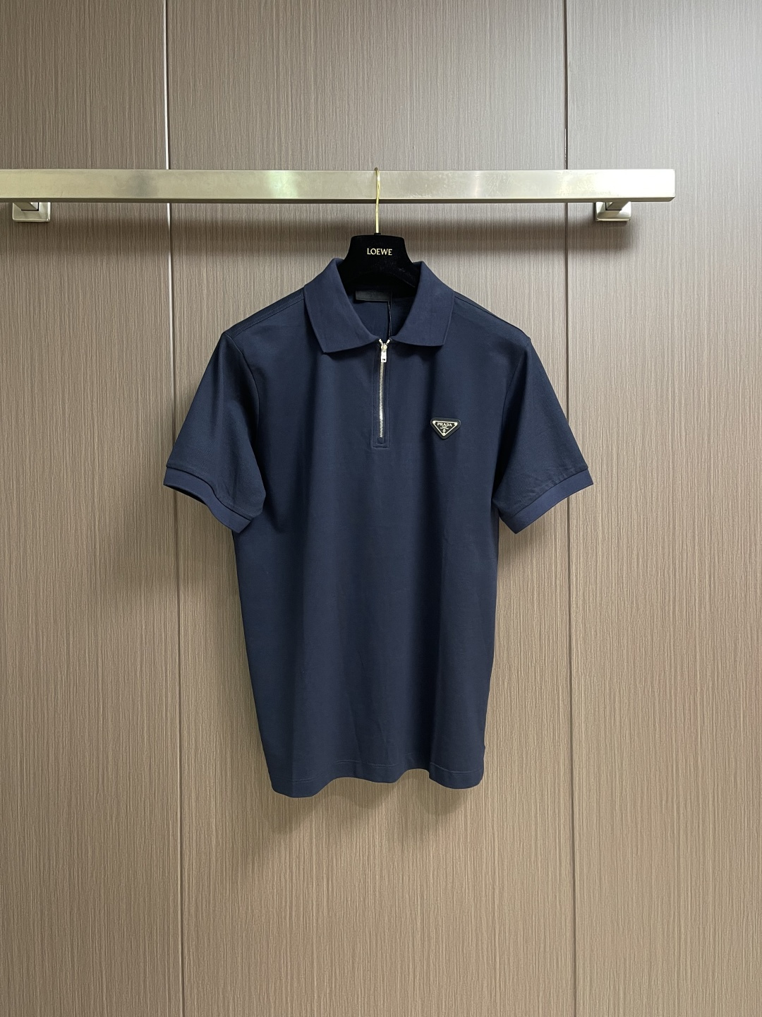 NO:773736,Prada half-zip short-sleeved polo shirt, custom-supplied fabrics are comfortable and breathable. Stiff and stylish, the iconic Prada triangle logo embellishes the front. The three-dimensional silhouette optimizes body proportions. Every strand of fiber contains a low-key luxury brilliance. The temperament is slim. Fashionable and versatile. The overall line is straight and delicate, the fabric is comfortable and soft, and the color is consistent without color difference. It can be matched with the same style to create a fashionable look and control various occasions. Customized accessories. Three standards are complete. Same style for men and women. Sizes M-XXL M  Bust 104 Shoulder width 45 Length 70 L Bust 108 Shoulder 46 Length 72 XL Bust 112 Shoulder width 47 Length 74 XXL Bust 116 Shoulder 48 Length 76, prada, T-shirt19860909Prada 半拉链短袖Polo衫,客供面料舒适透气 挺括有型标志性Prada三角标识点缀正面 立体廓形优化身材比例 每一缕纤维 都蕴藏着低调的奢华光辉 气质显瘦 时尚百搭款,整体走线平直细腻,面料舒适柔软,颜色一致无色差,能与同款搭配营造时尚造型,驾驭各种场合,定制辅料,三标齐全,男女同款.尺码M-XXL M码 胸围104肩宽45 衣长70 L码胸围108肩宽46 衣长72 XL码 胸围112 肩宽47 衣长74 XXL码 胸围116 肩宽48 衣长76,,prada,T-shirt,,Men's clothing