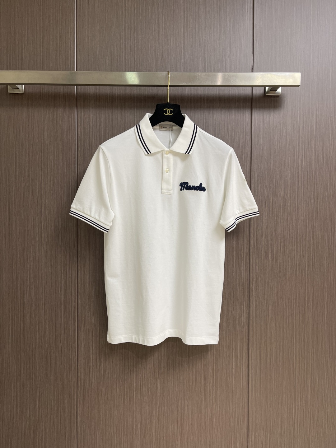 NO:773738,MONCLER  The classic logo embroidered short-sleeved POLO is made of imported high-count double-strand pique mesh pure cotton fabric. It has been pre-shrunk and enzyme-washed. The texture is tight and crisp, breathable and skin-friendly. The upper body is refreshing and not sweaty. It also has excellent wrinkle resistance and drape. It is not easy to deform after long-term wear. It is perfect for daily commuting, leisure travel and other scenes. The classic lapel design fits the neck line and is neat.  Stylish, with a three-button placket, the opening and closing can be adjusted freely, making it easy to create different styles; the left chest is custom-made with three-dimensional M letter embroidery, using high-density embroidery thread, with fine and full stitches, and the contrasting color binding process is more exquisite and eye-catching, making it more recognizable and highlighting the brand's high-end tone; the iconic brand badge logo on the sleeves is made of precision woven label technology, with exquisite details, which instantly enhances the texture of the outfit. Size M-XXL  M size bust 104 shoulder width 45 length 70 L size bust 108 shoulder width 46 length 72 XL size bust 112 shoulder width 47 length 74 XXL size bust 116 shoulder width 48 length 76,,T-shirt,19860909MONCLER 经典logo标识刺绣短袖POLO,采用进口高支双股珠地网眼纯棉面料,经过预缩水处理与酵素洗工艺,质地紧密挺括、透气亲肤,上身清爽不闷汗,同时兼具出色的抗皱性与垂坠感,久穿不易变形,完美适配日常通勤、休闲出行等多场景穿着；经典翻领设计,贴合颈部线条,利落有型,搭配三粒扣门襟,可自由调节开合度,轻松打造不同穿搭风格；左胸定制立体M字母刺绣,甄选高密绣线,针脚细密饱满,撞色包边工艺更显精致醒目,辨识度拉满,彰显品牌高端调性；袖身标志性品牌徽章标,采用精密织唛工艺,细节考究,瞬间提升穿搭质感.尺码M-XXL M码 胸围104肩宽45 衣长70 L码胸围108肩宽46 衣长72 XL码 胸围112 肩宽47 衣长74 XXL码 胸围116 肩宽48 衣长76,,T-shirt,,Men's clothing
