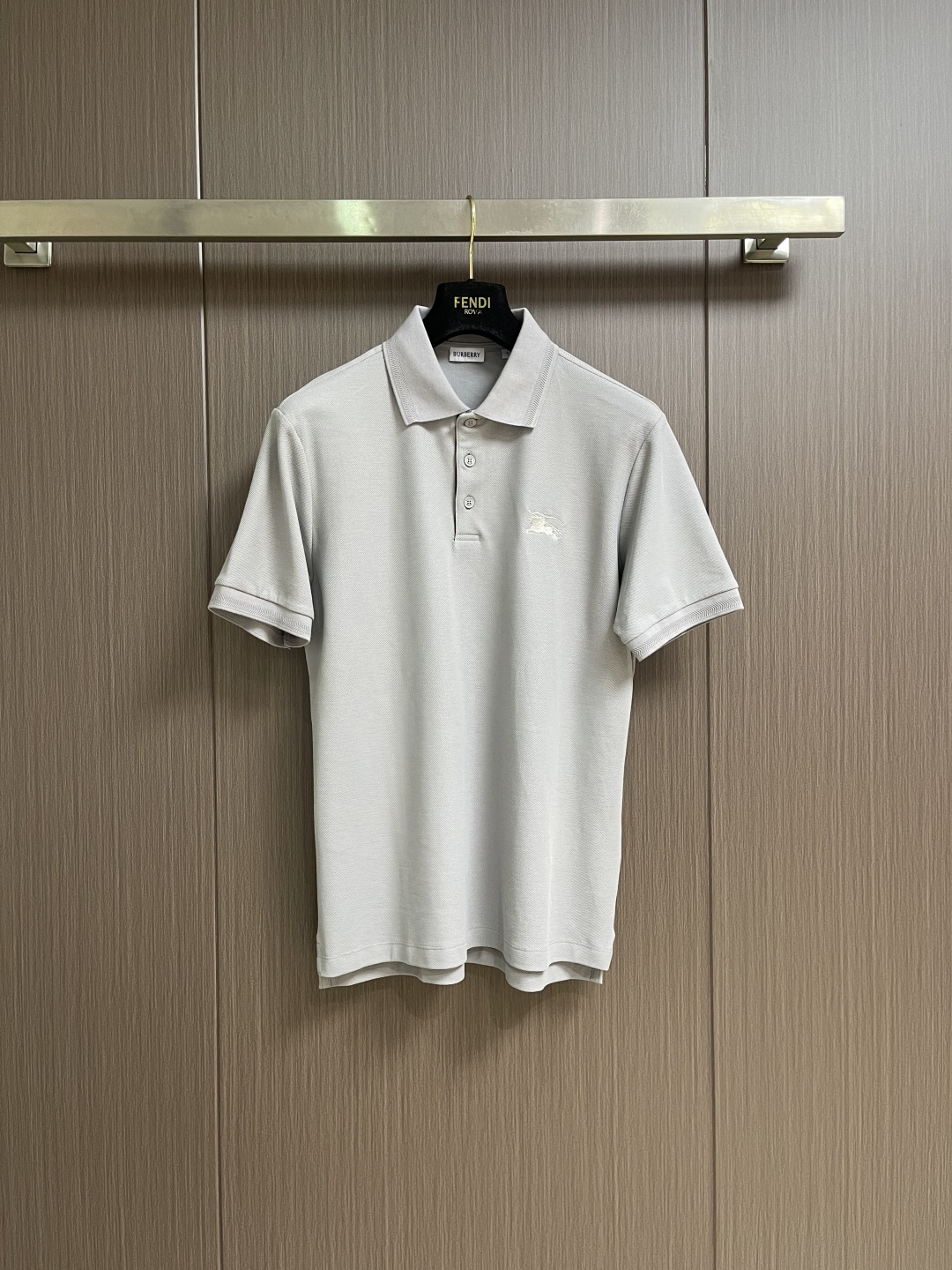 NO:773740,Burberry's classic short-sleeved polo shirt, the color fastness of the fabric, the degree of transformation, and the purity. Good fabrics give us an intuitive feeling that they are high-end, comfortable, soft, delicate, and muscular, and the details reflect the quality. The fullness and color fastness of the war horse embroidery are also benchmarks for Xingye, and the logo has also been an iconic logo that has been popular for many years! Sizes M-XXL M, chest 104, shoulder width 45, length 70, L size, chest 108, shoulder width 46  Length 72 XL, bust 112, shoulder width 47, length 74, XXL, bust 116, shoulder width 48, length 76, burberry, T-shirt,19860909Burberry 经典款短袖polo衫,面料色牢度,变型度,纯正度,好面料带给我们直观感受就是高级,舒适,柔软细腻有筋骨,细节体现品质.战马刺绣饱满度以及色牢度也是兴业标杆稿,logo标志也是之前一直是流行了好多年的标志性logo! 尺码M-XXL M码 胸围104肩宽45 衣长70 L码胸围108肩宽46 衣长72 XL码 胸围112 肩宽47 衣长74 XXL码 胸围116 肩宽48 衣长76,,burberry,T-shirt,,Men's clothing