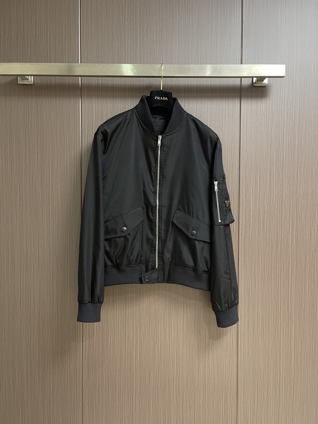 NO:773769,Prada triangle bomber jacket, made of nylon fabric!  Lightweight and practical casual jacket, versatile black, refreshing and clean, with diagonally inserted zipper pockets on both sides, making the style more casual!  Create age-reducing casual and comfortable items!  Classic is timeless, it’s definitely worth buying!  Fashionable and casual, the version is versatile and does not pick any figure, size 48-54, size 48 bust 118, shoulder width 53, length 65, size 50 bust 122, shoulder width 54.5, length 67, size 52 bust 126, shoulder width 56, length 69, size 54 bust 130, shoulder width 57.5, length 71, prada, jackets & coats, jackets & coats,19860909Prada 三角标飞行员夹克外套,采用尼龙面料！轻便实用的休闲夹克,百搭黑色清爽干净两侧斜插拉链口袋装饰, 款式更显休闲！打造减龄休闲舒适单品！经典即永恒,入手绝对值的！时髦又休闲,版型百搭不挑身材,尺码48-54 48码胸围118 肩宽53 衣长65 50码胸围122 肩宽54.5 衣长67 52码胸围126 肩宽56 衣长69 54码胸围130 肩宽57.5衣长71,,prada,jackets & coats,jackets & coats,,Men's clothing