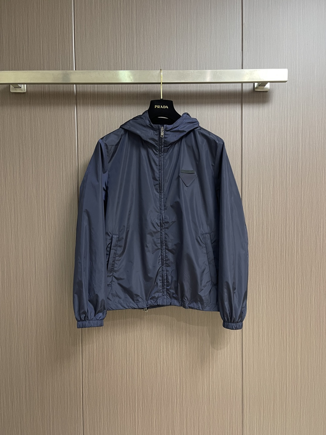 NO:773772,Prada regenerated nylon hooded jacket, the fabric is made of the brand's iconic regenerated nylon fabric, which has the same performance as traditional nylon and has high strength, tear resistance, abrasion resistance and other properties. It is light in texture and has waterproof function, suitable for many scene needs. It is anti-wrinkle and quick-drying and is easy to take care of daily. Size 48-54, 48 size bust 116, shoulder width 47, 50 size bust, shoulder width 48.5, length 69  Size 52, bust 124, shoulder width 50, length 71. Size 54, bust 128, shoulder width 51.5, length 73,,prada,jackets & coats,jackets & coats,hats,19860909Prada 再生尼龙连帽夹克外套,面料选用品牌标志性的再生尼龙面料,与传统尼龙性能相当,具备高强度,抗撕裂,耐磨损等特性.其质地轻盈,同时又具备防水功能适合多场景需求.抗皱,快干的特点也易于日常打理维护.尺码48-54 48码胸围116 肩宽47 衣长67 50码胸围 肩宽48.5 衣长69 52码胸围124 肩宽50 衣长71 54码胸围128 肩宽51.5衣长73,,prada,jackets & coats,jackets & coats,hats,,Men's clothing