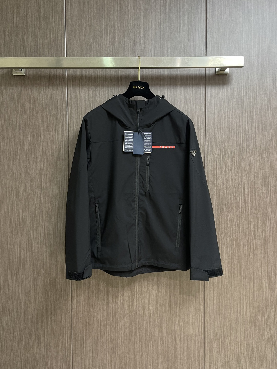 NO:773742,Prada 2026ss spring new hooded jacket with classic triangle logo embellishment on the sleeves, high-definition fabric accessories, high breathability and comfort, impeccable details, exquisite workmanship and complex craftsmanship, casual tailoring, and awesome upper body shape. Size M-3XL,, prada,jackets & coats,jackets & coats,hats,19860909Prada 2026ss春季新款连帽夹克外套,袖子经典三角标识点缀,高定面料辅料,透气舒适度高,细节无可挑剔,做工考究工艺复杂,呈现休闲裁剪,上身版型超赞.尺码M-3XL,,prada,jackets & coats,jackets & coats,hats,,Men's clothing