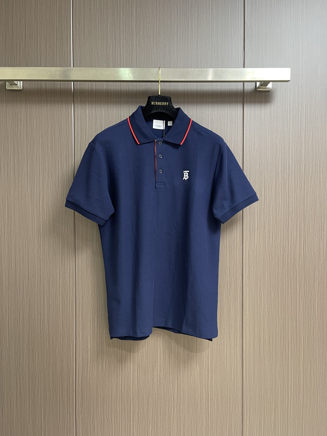 NO:773744,Burberry 2026SS spring and summer new lapel polo shirt, classic web placket, TB embroidered Logo logo, custom letter logo buttons, detailed in place, made of cotton pique, comfortable to the touch, complete with three standards. Sizes M-XXL  Bust 116, shoulder width 48, length 76, burberry,19860909Burberry 2026SS春夏新款翻领Polo衫,经典织带门襟,TB刺绣Logo标识,定制字母标识纽扣,细节到位,采用棉质珠地布制成,手感舒适,三标齐全.尺码M-XXL M码 胸围104肩宽45 衣长70 L码胸围108肩宽46 衣长72 XL码 胸围112 肩宽47 衣长74 XXL码 胸围116 肩宽48 衣长76,,burberry,,Men's clothing