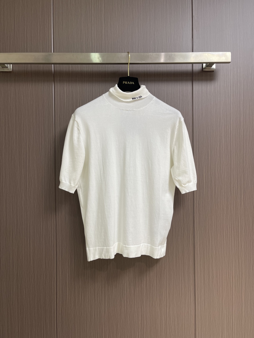 NO:773766,Prada  Jacquard knitted small turtleneck short-sleeved T-shirt sweater, custom-woven ice oxygen fine cotton wool, with pure and clean white as the main color, restrained and layered, the neckline is cleverly embellished with the Prada intarsia logo, low-key and powerful, colliding with the softness of the high collar at the neck. It is made of jacquard tissue imported from Germany, precisely controls the arrangement and interweaving of yarns, and is carefully interwoven on the loom. The Prada logo jacquard art pattern is inlaid, making the fabric more vivid and three-dimensional. Sizes 48-54  S-XL 48, bust 108, shoulder width 41, length 64, size 50, bust 112, shoulder width 43, length 66, size 52, chest 116, shoulder width 45, length 68, size 54, chest, shoulder width 47, length 70, prada, sweaters, T-shirt, tees, t-shirt,19860909Prada 提花针织小高领短袖T恤毛衣,定织冰氧细支棉毛,以纯粹与洁净的白色做主色调,自得克制而有层次,领口饰以prada嵌花徽标巧妙点缀,低调且有力,碰撞颈间高领的柔.德国进口机提花组织而成,精确地控制纱线的排列和交织方式,在织机上精心交织,Prada徽标提花艺术图案镶饰,织物更加生动立体.尺码48-54 S-XL 48码 胸围108 肩宽41 衣长64 50码 胸围112 肩宽43 衣长66 52码 胸围116 肩宽45 衣长68 54码 胸围 肩宽47衣长70,,prada,sweaters,T-shirt,tees，t-shirt,,Men's clothing