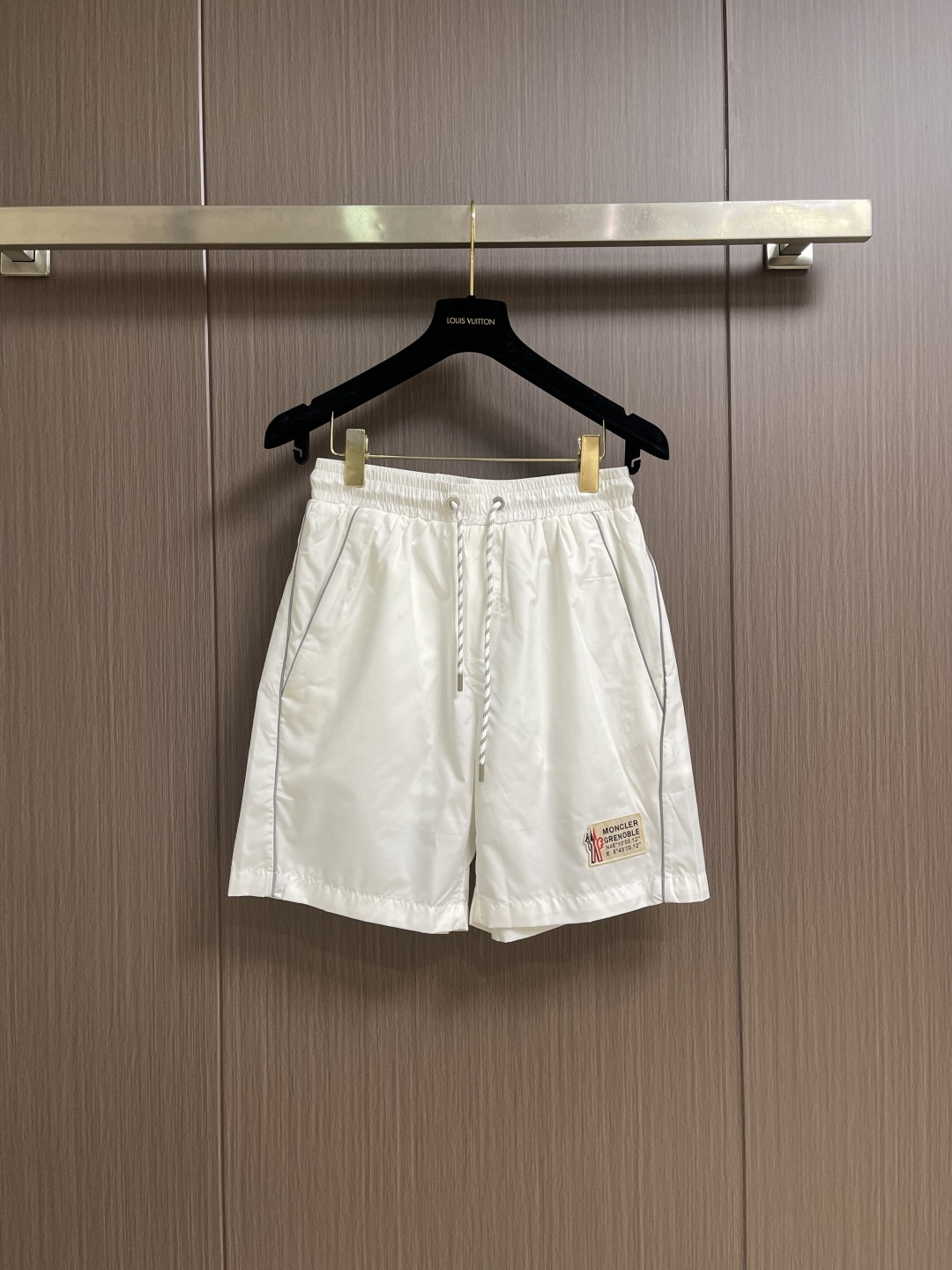 NO:773746,Moncler 2026ss new shorts quick-drying pants with high-customized original hardware!  The upper body effect is super positive, and the leg lines are fully highlighted. All imported quick-drying fabrics have a tight and delicate texture. The upper body is very comfortable and stylish, and it is extremely practical and versatile. It is well worth buying!  Size M-3XL,,shorts,19860909Moncler 2026ss新款短裤速干裤 高订制原版五金！上身效果超正,腿部线条完全得到彰显,全客供进口速干面料 纹理 紧致细腻,上身非常舒适有型,而且极为实穿百搭,非常值得入手！尺码M-3XL,,shorts,,Men's clothing