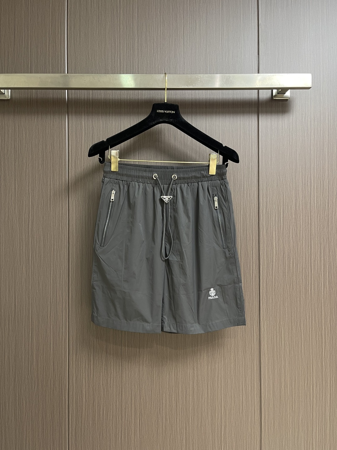 NO:773748,PRADA's triangle logo nylon shorts are made of iconic nylon fabrics. The high-density weaving structure makes them highly resistant to tearing and wear resistance. The cable car edges at the feet are overlocked with a three-needle five-thread machine. The stitching tension is accurate to 25N, ensuring beautiful routing while enhancing firmness. The overall routing is straight and delicate, the fabric is comfortable and soft, and the colors are consistent without color difference.  Can be matched with the same style to create a fashionable look, to suit various occasions, customized accessories, complete three standards, same style for men and women. Sizes M-3XL, prada, shorts,19860909PRADA 三角标识尼龙短裤,选用标志性尼龙面料制成,通过高密度的编织结构,使其具备高强度抗撕裂,耐磨性超群.脚边双脚缆车锁边配合三针五线车,缝线张力精确至25N,确保走线美观的同时又强化牢固度.整体走线平直细腻,面料舒适柔软,颜色一致无色差 能与同款搭配营造时尚造型,驾驭各种场合,定制辅料,三标齐全,男女同款.尺码M-3XL,,prada,shorts,,Men's clothing