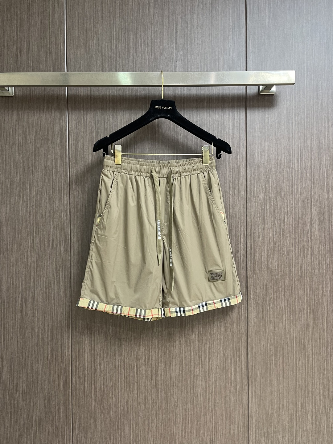 NO:773750,Burberry 2026SS spring and summer new classic plaid embellished casual shorts, made of custom plain fabric, drawstring elastic cord, trouser legs and back pockets with flap plaid embellishments, straight cut version. Sizes M-3XL,,burberry,shorts,19860909Burberry 2026SS春夏新款经典格纹点缀休闲短裤,采用定制平纹面料,抽绳式弹力绳,裤脚、后袋翻盖格纹点缀,直筒剪裁版型.尺码M-3XL,,burberry,shorts,,Men's clothing