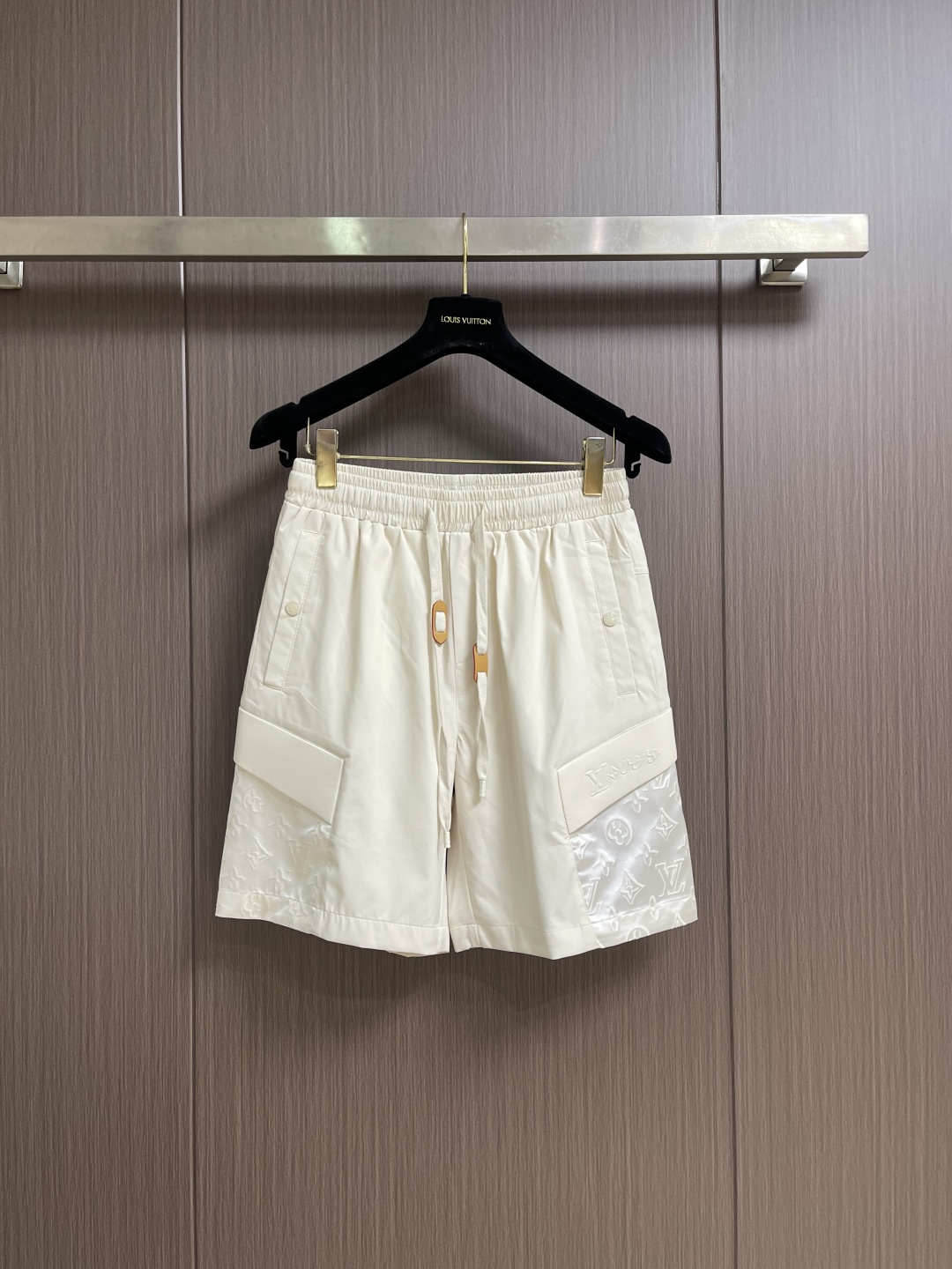 NO:773754,LV 2026ss new summer casual shorts, soft and skin-friendly, anti-wrinkle, upright and stylish, with brand letter logo jacquard, full of fashion sense, suitable for a variety of styles!  Everyone must have one piece of rhythm!  Size M-3XL,,louis vuitton,shorts,19860909LV 2026ss夏季新款休闲短裤,软糯亲肤抗皱立挺有型,搭配品牌字母logo提花,满满的时尚感,适合多种穿搭风格！必须人手一件的节奏！尺码M-3XL,,louis vuitton,shorts,,Men's clothing