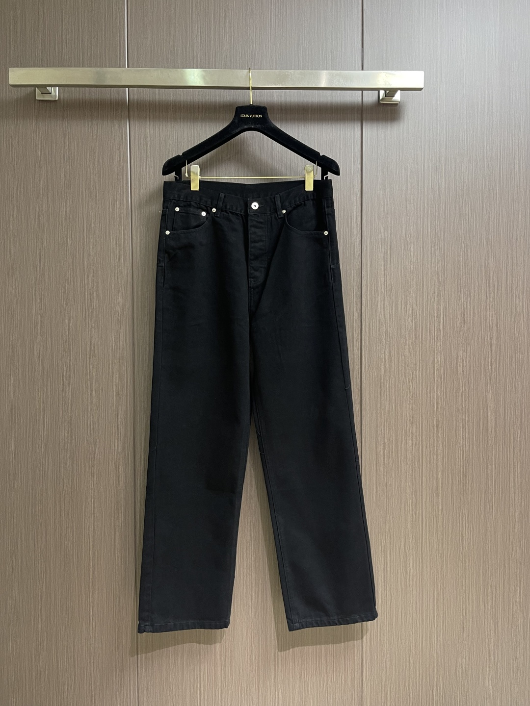 NO:773778,Dior  Straight-leg black jeans. These pure black straight-leg jeans are made of high-gram heavyweight denim fabric. They are pre-shrunk and stone-washed. The fabric is soft and skin-friendly, not easy to fade, and not easy to deform after long-term wear. The waistband adopts a classic five-pocket structure, with customized metal buttons and rivets, which are reinforced and durable while improving texture. The placket adopts double-strand overlocking, with fine and even stitches and full firmness. The side seams and inseam are made of  The embedded clip technology makes the routing smooth and does not rub the skin, improving the wearing comfort; the trousers are processed with original edge seams to retain the original texture of denim, and can be rolled and worn freely. The overall cut is loose and straight, modifying the leg shape without being picky, suitable for daily commuting, leisure travel and other scenarios. It is a versatile item with both texture and practical wearability, and the details are full of craftsmanship. The overall routing is straight and delicate, the fabric is comfortable and soft, and the color is consistent and has no color difference.  It can be matched with the same style to create a fashionable look, and can be used in various occasions. Customized accessories, complete with three standards, same style for men and women!  Size 30-31-32-33-34-36 Size 30 Waist 79 Hips 100 Pants length 108.5 Size 31 Waist 83 Hips 104 Pants length 110 Size 32 Waist 87 Hips 108 Pants length 111.5 Size 33 Waist 91 Hips 112 Pants length 113 Size 34 Waist 95 Hips 116  Pants length 114.5, size 36, waist 99, hips 120, pants length 116,,dior,jeans,19860909Dior 直筒黑色牛仔裤,这款纯黑直筒牛仔裤采用高克重重磅牛仔面料打造,经预缩水处理与石磨酵洗工艺,面料柔软亲肤且不易褪色,久穿不易变形.腰头采用经典五袋款结构,搭配定制金属纽扣与铆钉,加固耐用同时提升质感；门襟采用双股锁边走线,针脚细密均匀,牢固度拉满.侧缝与内缝采用埋夹工艺,走线平整不硌肤,提升穿着舒适度；裤脚做原边锁边处理,保留牛仔原生质感,可自由卷边穿搭.整体剪裁宽松直筒,修饰腿型不挑身材,适配日常通勤、休闲出行等多场景,是兼具质感与实穿性的百搭单品,细节处尽显匠心工艺.整体走线平直细腻,面料舒适柔软,颜色一致无色差 能与同款搭配营造时尚造型,驾驭各种场合,定制辅料,三标齐全,男女同款！尺码30-31-32-33-34-36 30码 腰围79臀围100裤长108.5 31码腰围83 臀围104裤长110 32码 腰围87臀围108裤长111.5 33码 腰围91臀围112 裤长113 34码 腰围95臀围116 裤长114.5 36码 腰围99臀围120 裤长116,,dior,jeans,,Men's clothing