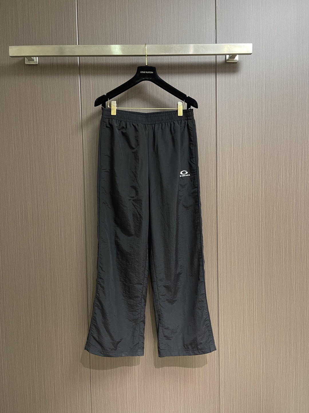 NO:773760,Balenciaga  Logo embroidered drawstring trousers are made of imported high-density quick-drying nylon fabric. The texture is light and smooth, comfortable to wear, and has good breathability and drape, ensuring the quality and practicality of casual pants. The waistband is designed with a high-elastic elastic waist and matched with a drawstring of the same color. The tightness can be adjusted freely to suit different waistlines, improving the fit and comfort. The trousers are cut with a loose straight cut, with smooth and neat lines.  , modify the leg shape and create a casual and relaxed style; the front of the trousers uses brand logo embroidery technology, the stitching is fine and full, the pattern is clear and three-dimensional, eye-catchingly presenting the brand's iconic elements, and low-key showing the luxurious texture; the sides use open-stitch taping technology to strengthen the structure of the trousers and enrich the visual hierarchy; the inner uses skin-friendly breathable lining to reduce fabric friction and improve wearing comfort. Sizes S-XL  S size waist 72 hips 106 pants length 105 M size waist 76 hips 110 pants length 106 L size waist 80 hips 114 pants length 107 XL size waist 84 hips 118 pants length 108,,balenciaga,19860909Balenciaga 标识刺绣抽绳长裤,采用进口高密速干锦纶面料,质地轻薄顺滑,穿着舒适且具良好的透气性与垂坠感,保证了休闲裤的品质与实用性；腰头采用高弹松紧腰设计,搭配同色系抽绳,可自由调节松紧度,适配不同腰围,提升穿着贴合度与舒适度；裤身采用宽松直筒剪裁,线条流畅利落,修饰腿型,打造随性松弛的穿搭风格；裤身正面采用品牌标识刺绣工艺,针脚细密饱满,图案清晰立体,醒目呈现品牌标志性元素,低调彰显奢华质感；侧边采用明线压条工艺,强化裤身结构感,丰富视觉层次；内里采用亲肤透气里布,减少面料摩擦,提升穿着舒适度.尺码S-XL S码 腰围72臀围106裤长105 M码腰围76臀围110裤长106 L码 腰围80臀围114裤长107 XL码腰围84臀围118裤长108,,balenciaga,,Men's clothing
