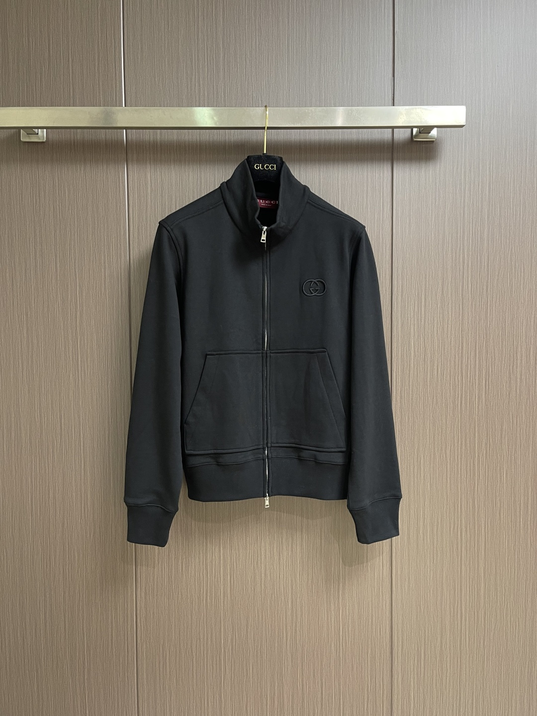 NO:773752,Tops pants Gucci  Zippered Double G embroidered ribbed piping sweatshirt and sweatpants suit. This black stand-up collar zipper sweatshirt is made of high-weight air-layer fabric. It has been pre-shrunk and high-temperature shaping process. The fabric is crisp and stylish, not easy to pill, and not easy to deform after long-term wear. The placket is made of customized gold  It is a two-way zipper, smooth and durable, and is edged with same-color webbing to improve the opening and closing experience and durability; the left chest uses three-dimensional gluing technology, and the double G logo is exquisite and three-dimensional, not easy to fall off, and the details highlight the brand texture. The stand-up collar is designed with high-elastic ribbing to fit the neck  It does not pinch the flesh, is windproof and warm; the large pockets are double-stranded with stitching, and the stitching is fine and even, and the firmness is full. The cuffs and hem are designed with widened ribs, which fit the body shape and are not easy to deform, and have excellent temperature locking effect. The inside is wrapped and seamed to prevent threads and fraying  Skin feel, improves wearing comfort. The overall cut is loose and neat, suitable for daily commuting, leisure travel and other scenarios. It is a versatile item with both texture and practicality, showing ingenuity and craftsmanship. The overall routing is straight and delicate, the fabric is comfortable and soft, and the color is consistent without color difference.  It can be matched with the same style to create a fashionable look, and can be used in various occasions. Customized accessories, complete with three standards, same style for men and women!  Sizes S-XL Top S Size Bust 113 Shoulder Width 45.5 Length 63 Medium Bust 117 Shoulder Width 47 Length 65 Large Length Bust 121 Shoulder Width 48.5 Length 67  Hips 116 L, pants length 108, waist 84 hips 120, XL pants length 109, waist 88, hips 124,,gucci,hoodie,sweatshirts,19860909上衣 裤子 Gucci 拉链双G刺绣罗纹滚边卫衣卫裤套装,这款黑色立领拉链卫衣采用高克重空气层面料打造,经预缩水处理与高温定型工艺,面料挺括有型且不易起球,久穿不易变形.门襟采用定制金属双向拉链,顺滑耐用,搭配同色系织带包边,提升开合体验与耐用性；左胸采用立体压胶工艺,双G标识精致立体,不易脱落,细节彰显品牌质感.立领采用高弹罗纹设计,贴合颈部不勒肉,防风保暖；大口袋采用双股包边走线,针脚细密均匀,牢固度拉满.袖口与下摆采用加宽罗纹设计,贴合身形不易变形,锁温效果出色.内里做包边锁边处理,杜绝线头与磨肤感,提升穿着舒适度.整体剪裁宽松利落,适配日常通勤、休闲出行等多场景,是兼具质感与实穿性的百搭单品,尽显匠心工艺.整体走线平直细腻,面料舒适柔软,颜色一致无色差 能与同款搭配营造时尚造型,驾驭各种场合,定制辅料,三标齐全,男女同款！尺码S-XL 上衣 S码 胸围113 肩宽45.5 衣长63 M码胸围117 肩宽47 衣长65 L码 胸围121 肩宽48.5 衣长67 XL码胸围 肩宽50 衣长69 长裤 S码 裤长106 腰围76 臀围112 M码裤长107 腰围80 臀围116 L码 裤长108 腰围84 臀围120 XL码裤长109 腰围88 臀围124,,gucci,hoodie,sweatshirts,,Men's clothing