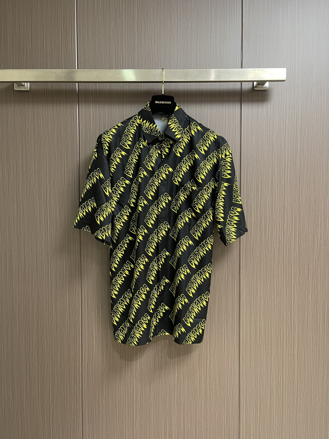NO:773775,Tops shorts Balenciaga  Fully printed letter lightning short-sleeved shirt and shorts set, made of imported high-density Tencel cotton fabric, with a light and smooth texture, delicate touch and skin-friendly, excellent breathability and drape, no sense of restraint on the upper body, perfect for home and leisure wear, and comfortable to wear  Moderate and stylish texture; it adopts a classic lapel design with neat and stylish lines, which fits the neck line and is suitable for a variety of wearing styles; the placket is equipped with the brand's exclusive concealed button design, which opens and closes smoothly and has an invisible and high-quality texture. The details highlight the brand's ingenuity. Sizes S-XL  Top Size S Bust 112 Shoulder Width 58 Dress Length 78 Size M Bust 116 Shoulder Width 59 Dress Length 79 Size L Bust Shoulder Width 60 Dress Length 80  Hips 144, XL length 46, waist 80, hips 148,,balenciaga,shorts,shirts,T-shirt,19860909上衣 短裤 Balenciaga 满印字母闪电短袖衬衫短裤套装,采用进口高密天丝棉质面料,质地轻薄顺滑,触感细腻亲肤,兼具出色的透气性与垂坠感,上身无束缚感,完美适配居家与休闲穿搭,兼顾穿着舒适度与造型质感；采用经典翻领设计,线条利落有型,贴合颈部线条,适配多种穿搭风格；门襟搭配品牌专属暗扣设计,开合顺畅隐形质感高级,细节处彰显品牌匠心.尺码S-XL 上衣 S码 胸围112肩宽58衣长78 M码胸围116肩宽59衣长79 L码 胸围 肩宽60衣长80 XL码胸围124 肩宽61 衣长81 短裤 S码 裤长44 腰围68 臀围136 M码裤长44 腰围72 臀围140 L码 裤长45 腰围76 臀围144 XL码裤长46 腰围80 臀围148,,balenciaga,shorts,shirts,T-shirt,,Men's clothing