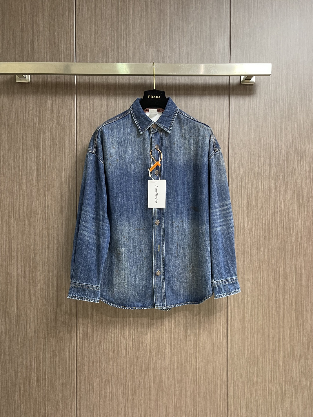 NO:775940,Acne Studios ink-splashed distressed denim shirt, custom made of lightweight slub cotton denim, has excellent texture and is comfortable to the skin. It is based on a gradient denim blue and blends with a retro texture. It is sublimated with mottled paint marks, random holes and natural stains. It is like the wanton brushstrokes of an artist when his inspiration strikes. It outlines an uninhibited attitude. Retro and casualness intertwine and collide to create a relaxed and unique style.  There is an effortless sense of high-end flowing through the details. Each piece of paint marks and stains is hand-painted with meticulous care. With superb painting skills, each work is unique. After the painting is completed, the work is allowed to dry naturally. The rub-pressed wrinkle whisking technique and the gun-painted whisker technique are combined. Hand-rubbing is given priority in specific areas to achieve natural wrinkles. Then specific tools are used to draw the texture of the whisker shape to full visual effects. Gradient distressing is achieved by spraying dyes of different colors on the surface of the fabric.  Achieve the clothes to show rich color changes under different lights, increase the visual layering, heavy washing, use a special solution to remove stains and slight fading, then snowflake washing, use strong washing methods to fade the color, making the color more uniform. The overall wiring is straight and delicate, the fabric is comfortable and soft, the color is consistent and no color difference. It can be matched with the same style to create a fashionable look, control various occasions, customized accessories, complete three standards, the same style for men and women!  Sizes XS-L19860909Acne Studios 泼墨做旧牛仔衬衫,定制轻韧竹节棉丹宁料 质感卓越舒适贴肤 以层次渐变的牛仔蓝为底 晕染复古质感 用斑驳漆痕 随性破洞与自然污迹为升华 宛如艺术家灵感进发时的肆意笔触 勾勒不羁态度 复古与随性交织碰撞 塑造出松弛独特的风格 细节间流淌着不费力的高级感.泼墨漆痕和污迹每件都是纯人工手绘精心绘画上去的 凭借精湛的绘画技巧 每一件作品都独一无二 完成绘画后 让作品自然干燥.擦压皱猫须技术和枪画猫须技术结合 优先在特定区域进行手工擦制以达到自然的皱纹效果再用特定的工具绘制出猫须形状的纹理视觉效果拉满,渐变做旧喷马骝工艺 通过在织物表面喷洒不同颜色的染料 实现衣物在不同光线下呈现出丰富的色彩变化 增加视觉层次感,重度孝洗 通过特制溶液 去除污渍且轻微的褪色 再雪花洗 通过强烈的洗涤方式来褪色 使其颜色更为均匀.整体走线平直细腻,面料舒适柔软,颜色一致无色差 能与同款搭配营造时尚造型,驾驭各种场合,定制辅料,三标齐全,男女同款！尺码XS-L XS码胸围132肩宽58衣长75  S码胸围136肩宽60衣长77  M码 胸围140肩宽62衣长79  L码胸围144肩宽64衣长81,,acne studios,dior,shirts,,Men's clothing