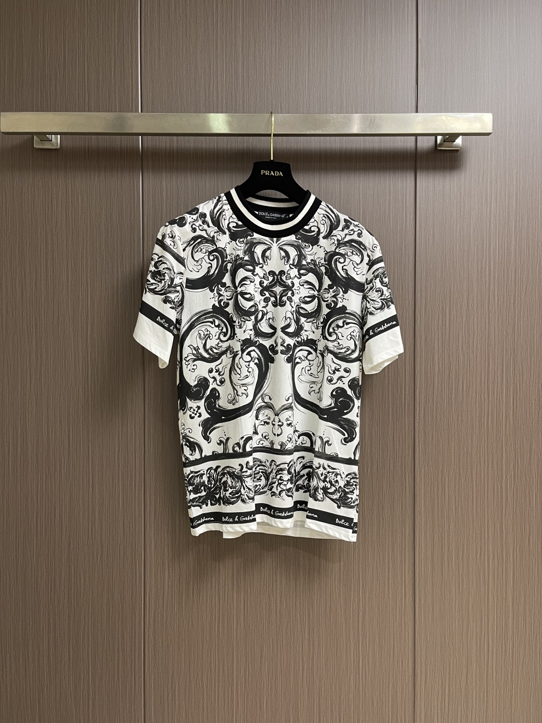 NO:775930,DG DolceGabbana graffiti-decorated cotton round-neck short-sleeved T-shirt, a short-sleeved shirt that is not easy to clash with other shirts. This short-sleeved hand feels super soft and comfortable. It is made of plain cotton. The soft and soft touch is different from the light and transparent ordinary materials. The porcelain feels drapey and more elastic. The unchanged femur hemming on the neckline can well keep the collar shape flat and prevent it from falling.  The front frame design of the chest lights up the whole body, which is self-evidently luxurious and noble. Sizes S-XL, Dolce&Gabbana, Dolce&Gabbana, T-shirt, tees, t-shirt,19860909DG DolceGabbana杜嘉班纳涂鸦装饰棉质圆领短袖T恤,一款不易撞衫的短袖,这款短袖的手感超级柔软舒服,采用平纹棉质制作,柔柔软软的触感区别普通料的轻薄透,手感瓷实有垂感,更有弹性,领口不变的股骨包边能很好的保持领型的平整不掉塌 胸前方框设计,点亮整体,奢华高贵,不言而喻.尺码S-XL,,Dolce&Gabbana,Dolce&Gabbana,T-shirt,tees，t-shirt,,Men's clothing
