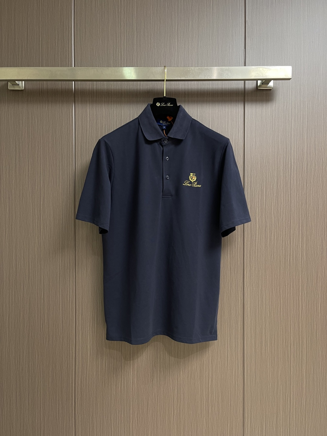 NO:775944,LP Loro Piana logo embroidered short-sleeved Polo shirt. Customized static sheer pique fabric. Excellent texture. Comfortable and close to the skin. A touch of apricot color quietly spreads over the clothes. Gentle background gifted by nature. Metallic Loro Piana logo embroidery is embellished on the chest. The invisible aristocratic coat of arms is carved. There is no need to show off. Presence is authority. Only neat tailoring and precise details outline the design philosophy that high-end comes from order and interpret effortless high-end.  Adopt imported machine embroidery technology, use advanced computer control system and precision mechanical components to realize the Loro Piana logo embroidery operation with high precision, smooth and delicate lines. The fabrics have been sand-washed and have a better hand texture. They are not easy to deform, not easy to shrink, not easy to fade, and maintain long-term beauty. Sizes S-XL S size, bust 106, shoulder width 44, length 70, M size, bust 110, shoulder width 46, length 71.5 L size  Bust 114, shoulder width 48, length 73 XL bust 118, shoulder width 50, length 74.5,,loro piana,loro piana,T-shirt,19860909LP Loro Piana 标识刺绣短袖Polo衫 定制静纹透感珠地料 质感卓越 舒适贴肤 一抹米杏色悄然漫过衣袂 自然馈赠的温柔底色 金属色 Loro Piana 标识刺绣点缀于胸前 雕琢隐形的贵族纹章 无需张扬 存在即是权威 仅以利落的剪裁与精准的细节 勾勒出高级感源于秩序的设计哲学 演绎不费力的高级感 采用进口机刺绣工艺 使用先进的计算机控制系统和精密的机械部件 实现Loro Piana标志刺绣作业 精度高 线条流畅而细腻 面料都经过砂洗 手感质感更佳 不易变形 不易缩水 不易褪色 保持长久的美观.尺码S-XL S码 胸围106肩宽44 衣长70 M码胸围110 肩宽46 衣长71.5 L码 胸围114 肩宽48 衣长73 XL码胸围118 肩宽50 衣长74.5,,loro piana,loro piana,T-shirt,,Men's clothing