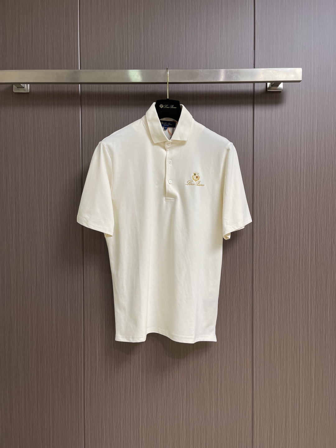 NO:775948,LP Loro Piana logo embroidered short-sleeved Polo shirt. Customized static sheer pique fabric. Excellent texture. Comfortable and close to the skin. A touch of apricot color quietly spreads over the clothes. Gentle background gifted by nature. Metallic Loro Piana logo embroidery is embellished on the chest. The invisible aristocratic coat of arms is carved. There is no need to show off. Presence is authority. Only neat tailoring and precise details outline the design philosophy that high-end comes from order and interpret effortless high-end.  Adopt imported machine embroidery technology, use advanced computer control system and precision mechanical components to realize the Loro Piana logo embroidery operation with high precision, smooth and delicate lines. The fabrics have been sand-washed and have a better hand texture. They are not easy to deform, not easy to shrink, not easy to fade, and maintain long-term beauty. Sizes S-XL S size, bust 106, shoulder width 44, length 70, M size, bust 110, shoulder width 46, length 71.5 L size  Bust 114, shoulder width 48, length 73 XL bust 118, shoulder width 50, length 74.5,,loro piana,loro piana,T-shirt,19860909LP Loro Piana 标识刺绣短袖Polo衫 定制静纹透感珠地料 质感卓越 舒适贴肤 一抹米杏色悄然漫过衣袂 自然馈赠的温柔底色 金属色 Loro Piana 标识刺绣点缀于胸前 雕琢隐形的贵族纹章 无需张扬 存在即是权威 仅以利落的剪裁与精准的细节 勾勒出高级感源于秩序的设计哲学 演绎不费力的高级感 采用进口机刺绣工艺 使用先进的计算机控制系统和精密的机械部件 实现Loro Piana标志刺绣作业 精度高 线条流畅而细腻 面料都经过砂洗 手感质感更佳 不易变形 不易缩水 不易褪色 保持长久的美观.尺码S-XL S码 胸围106肩宽44 衣长70 M码胸围110 肩宽46 衣长71.5 L码 胸围114 肩宽48 衣长73 XL码胸围118 肩宽50 衣长74.5,,loro piana,loro piana,T-shirt,,Men's clothing
