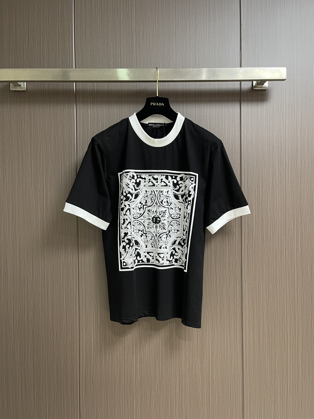 NO:775935,DG DolceGabbana's cotton round-neck short-sleeved T-shirt decorated with Dolce & Gabbana graffiti illustrations, a short-sleeved shirt that is not easy to hit. This short-sleeved shirt is super soft and comfortable to the touch. It is made of plain cotton. The soft and soft touch is different from the light and transparent of ordinary materials. The porcelain hand feels solid and drapey, and is more elastic. The unchanged femur hemming on the neckline can well keep the collar shape flat and prevent it from collapsing.  The front frame design of the chest lights up the whole body, which is self-evidently luxurious and noble. Sizes S-XL, Dolce&Gabbana, Dolce&Gabbana, T-shirt, tees, t-shirt,19860909DG DolceGabbana杜嘉班纳涂鸦插画装饰棉质圆领短袖T恤,一款不易撞衫的短袖,这款短袖的手感超级柔软舒服,采用平纹棉质制作,柔柔软软的触感区别普通料的轻薄透,手感瓷实有垂感,更有弹性,领口不变的股骨包边能很好的保持领型的平整不掉塌 胸前方框设计,点亮整体,奢华高贵,不言而喻.尺码S-XL,,Dolce&Gabbana,Dolce&Gabbana,T-shirt,tees，t-shirt,,Men's clothing