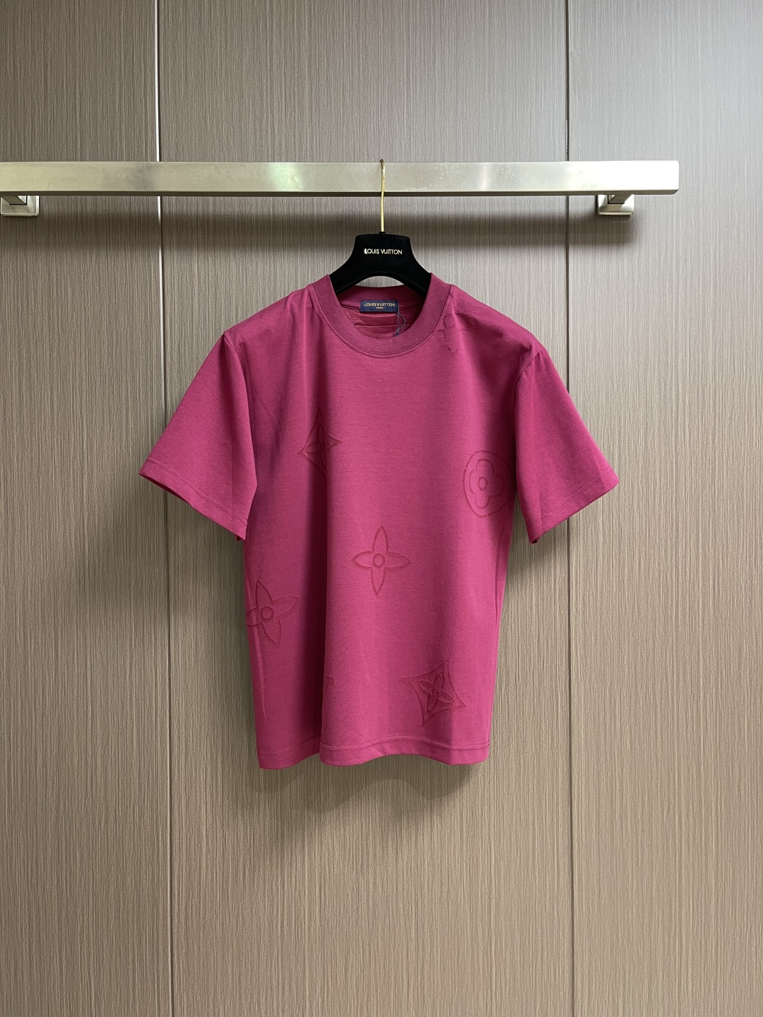 NO:775939,LV 2026SS early spring new style classic logo jacquard short-sleeved T-shirt, made of 280g pure cotton double yarn jersey fabric, custom-dyed in the same vat with 32 special thickened double-ply 1X1 threads, customized brand logo burnt effect, double-needle stitching cross-stitching process. Sizes S-XL, Louis Vuitton, T-shirt, tees, t-shirt,19860909LV 2026SS早春新款 经典logo提花短袖T恤,采用280克 纯棉双纱汗布面料,同缸定染特种加粗32支双股1X1螺纹,定制品牌logo烧花效果,双针车线跨缝工艺.尺码S-XL,,louis vuitton,T-shirt,tees，t-shirt,,Men's clothing