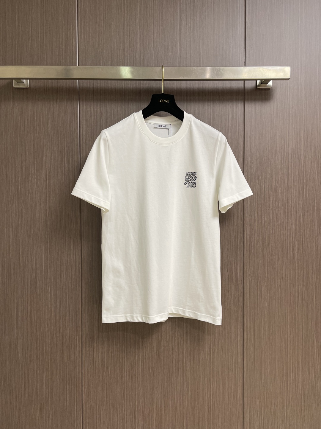NO:775947,Loewe logo contrasting offset printed logo short-sleeved T-shirt, simple and fresh style, showing high-quality temperament. It is made of 260g combed cotton fabric. The fabric is thick, soft and skin-friendly, soft and delicate, more comfortable and breathable. The feel and texture are impeccable. The chest logo is contrasting and simple, showing high luxury and nobility. Same style for men and women!  Size S-XL S size bust 102cm shoulder width 44cm length 69cm medium size bust 106cm shoulder width 45cm length 70cm L size bust 110cm shoulder width 46cm length 71cm XL size bust 114cm shoulder width 47cm length 72cm,,loewe,T-shirt,tees,t-shirt,19860909Loewe 徽标撞色胶印logo短袖T恤,简约清新风格,彰显出高品格的气质,采用260g精梳棉面料,面料厚实柔软亲肤,松软细腻着身感更舒适透气,手感质感无可挑剔,胸口logo徽标撞色简约 彰显出高奢贵气 男女同款！尺码S-XL S码胸围102cm 肩宽44cm衣长69cm M码 胸围106cm 肩宽45cm 衣长70cm L码胸围110cm 肩宽46cm衣长71cm XL码 胸围114cm肩宽47cm 衣长72cm,,loewe,T-shirt,tees，t-shirt,,Men's clothing
