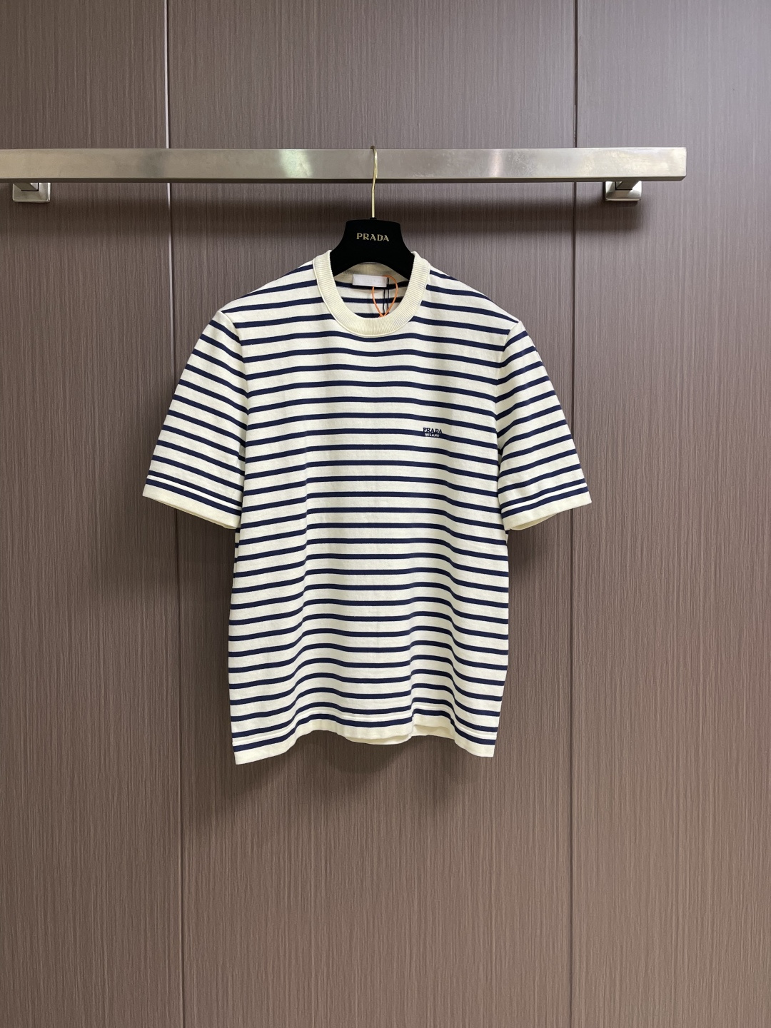 NO:775962,Prada embroidered striped short-sleeved knitted short-sleeved sweater T-shirt, custom-woven mercerized soft cotton knitted material. Soft, delicate and comfortable against the skin. Soft matte off-white and matte cobalt blue are intertwined in the knitted texture. The design tension between movement and static. The iconic Prada embroidery with the logo code hidden between the stripes is unobtrusive but substantial enough. The simplest blue and white lines are used to outline the comfort and elegance of returning to instinct. The minimalist dressing attitude adopts imported machine embroidery technology.  Use advanced computer control systems and precision mechanical components to realize Prada embroidery operations with high precision. The lines are smooth and thin. Three-dimensional stitching is used. It uses specific sewing methods at the seams to make the clothes more three-dimensional and fit the body. The work is cumbersome and complex, and the process of washing, softening and deodorizing the clothes is carried out. Professional washing equipment and specific detergents are used to deeply clean and deodorize the clothes.  Improve the feel and appearance of clothing. The overall wiring is straight and delicate, the fabric is comfortable and soft, and the color is consistent without color difference. It can be matched with the same style to create a fashionable look and control various occasions. Customized accessories, complete with three standards, same style for men and women!  Size S-XL 46-52, size 46 bust 106, shoulder width 43.5, length 64, size 48 bust 110, shoulder width 44.5, length 66, size 50 bust 114, shoulder width 45.5, length 68, size 52 bust 118, shoulder width 46.5, length 70, prada, sweaters, T-shirt, tees, t-shirt,19860909Prada 刺绣条纹短袖针织短袖毛衣T恤,定织丝光柔棉针织料 柔软细腻舒适贴肤 柔雾米白与哑光钴蓝在针织肌理中交织 动静之间的设计张力 标志性Prada刺绣隐于条纹间的徽标暗语 不张扬却足够有分量 用最简洁的蓝白线条 勾勒出回归本能的舒适与优雅 极简主义者的穿衣态度采用进口机刺绣工艺 使用先进的计算机控制系统和精密的机械部件 实现Prada 刺绣作业 精度高 线条流畅而细采用立体缝线 它通过在接缝处使用特定的缝纫方法 使衣物呈现出更加立体和贴合身体的效果 做工繁琐复成衣洗水加软去味工艺 通过专业的洗涤设备和特定的洗涤剂对衣物进行深度清洁和去味处理 改善衣物的手感和外观.整体走线平直细腻,面料舒适柔软,颜色一致无色差 能与同款搭配营造时尚造型,驾驭各种场合,定制辅料,三标齐全,男女同款！尺码S-XL 46-52 46码胸围106肩宽43.5 衣长64 48码胸围110 肩宽44.5 衣长66 50码胸围114 肩宽45.5 衣长68 52码胸围118 肩宽46.5 衣长70,,prada,sweaters,T-shirt,tees，t-shirt,,Men's clothing