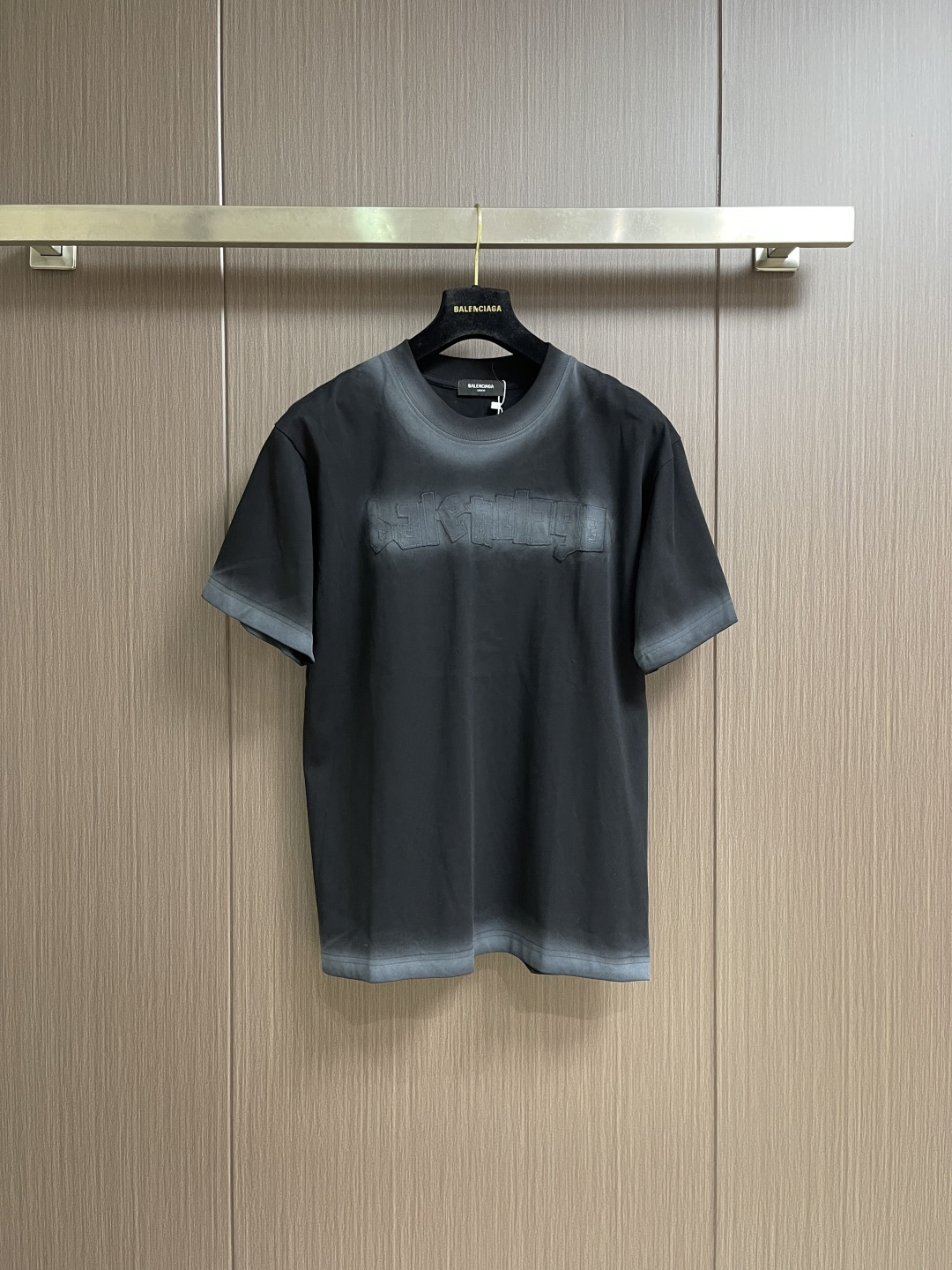NO:775956,BALENCIAGA 2026SS new spring and summer short-sleeved T-shirts for men and women!  Letter logo embroidery design. Selected 100% cotton fabric supplied by customers. It feels soft and skin-friendly, comfortable and breathable. The real thing will definitely make you fall in love with it!  The round neck cut with loose shoulders and dropped shoulders, non-sexist style for couples to wear together, opens up a new fashion style. Sizes S-XL, balenciaga, T-shirt, tees, t-shirt,19860909BALENCIAGA 2026SS春夏新款男女同款短袖T恤！字母 logo 刺绣工艺设计.精选客供进全棉面料,手感柔软亲肤,着身舒适透气性都无法挑剔,实物绝对会让你爱不释手！宽松小落肩的圆领版型裁剪,无性别主义的情侣混穿款式,打开全新的时装新韵味.尺码S-XL,,balenciaga,T-shirt,tees，t-shirt,,Men's clothing