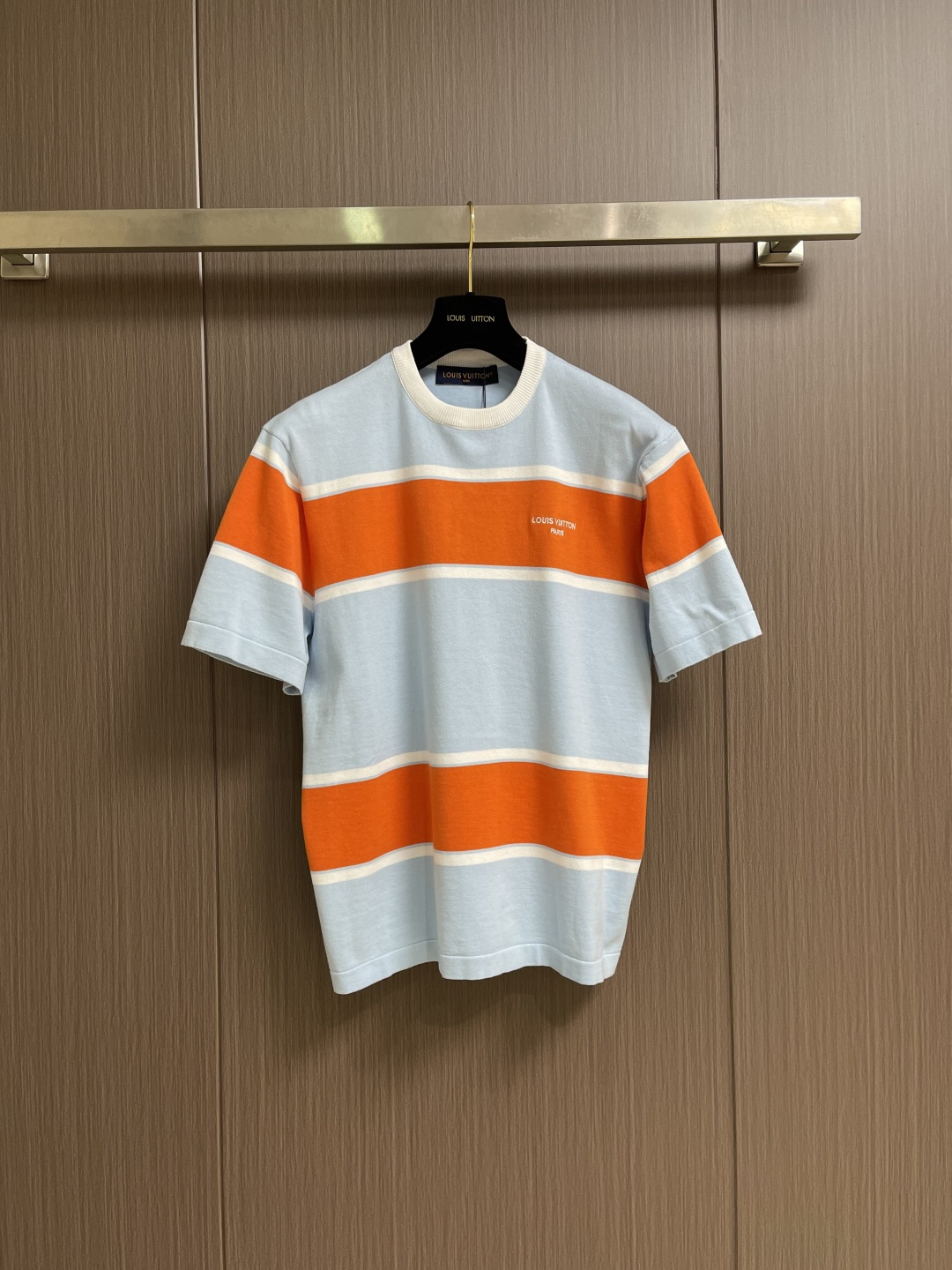 NO:775982,LV  2026SS new spring and summer round neck striped short-sleeved T-shirt, made of high-count combed cotton fabric, pre-shrunk and bio-enzyme polishing process, soft and skin-friendly and not easy to deform after long-term wear, excellent breathability and perspiration, suitable for daily use  Scenery wear. It adopts a classic contrasting color wide stripe design, and uses precision flat screen printing technology to achieve precise positioning of color blocks. The color fastness is full, and it remains bright as new after repeated washing. The neckline adopts double-layer rib reinforcement technology and is matched with contrasting edging of the same color for long-lasting wear.  It is not loose and fits the neck more comfortably. The stitching follows the brand's strict standards, using four-needle and six-thread boneless suture technology, and double seams at stress-bearing areas such as the rotator cuffs and side seams to eliminate hidden dangers of seams opening. The left chest is decorated with the brand's iconic mini embroidery logo and stitching  Fine and three-dimensional, the details show high-end texture, the overall tailoring is loose and neat, taking into account the sense of leisure and brand recognition, it is a luxury item with both practicality and design. The overall routing is straight and delicate, the fabric is comfortable and soft, and the color is consistent without color difference.  It can be matched with the same style to create a fashionable look, and can be used in various occasions. Customized accessories, complete with three standards, same style for men and women!  Size S-XL S size bust 108 shoulder width 44 length 66 M size bust 112 shoulder width 46 length 68 L size bust 116 shoulder width 48 length 7019860909LV 2026SS春夏新款圆领条纹短袖T恤,甄选高支精梳棉面料打造,经预缩水处理与生物酶抛光工艺,触感柔软亲肤且久穿不易变形,透气排汗性优异,适配日常多场景穿着.采用经典撞色宽条纹设计,以精密平网印花工艺实现色块精准对位,色牢度拉满,反复洗涤仍鲜亮如新.领口采用双层罗纹加固工艺,搭配同色系撞色包边,久穿不松垮,贴合颈部更舒适.走线遵循品牌严苛标准,采用四针六线无骨缝合技术,肩袖、侧缝等受力处双重锁边,杜绝开线隐患.左胸饰以品牌标志性迷你刺绣标识,针脚细密立体,细节处彰显高级质感,整体剪裁宽松利落,兼顾休闲感与品牌辨识度,是兼具实穿性与设计感的奢品单品.整体走线平直细腻,面料舒适柔软,颜色一致无色差 能与同款搭配营造时造型,驾驭各种场合,定制辅料,三标齐全,男女同款！尺码S-XL S码 胸围108 肩宽44衣长66 M码胸围112肩宽46衣长68 L码 胸围116肩宽48衣长70 XL码胸围120 肩宽50 衣长72,,louis vuitton,T-shirt,tees，t-shirt,,Men's clothing