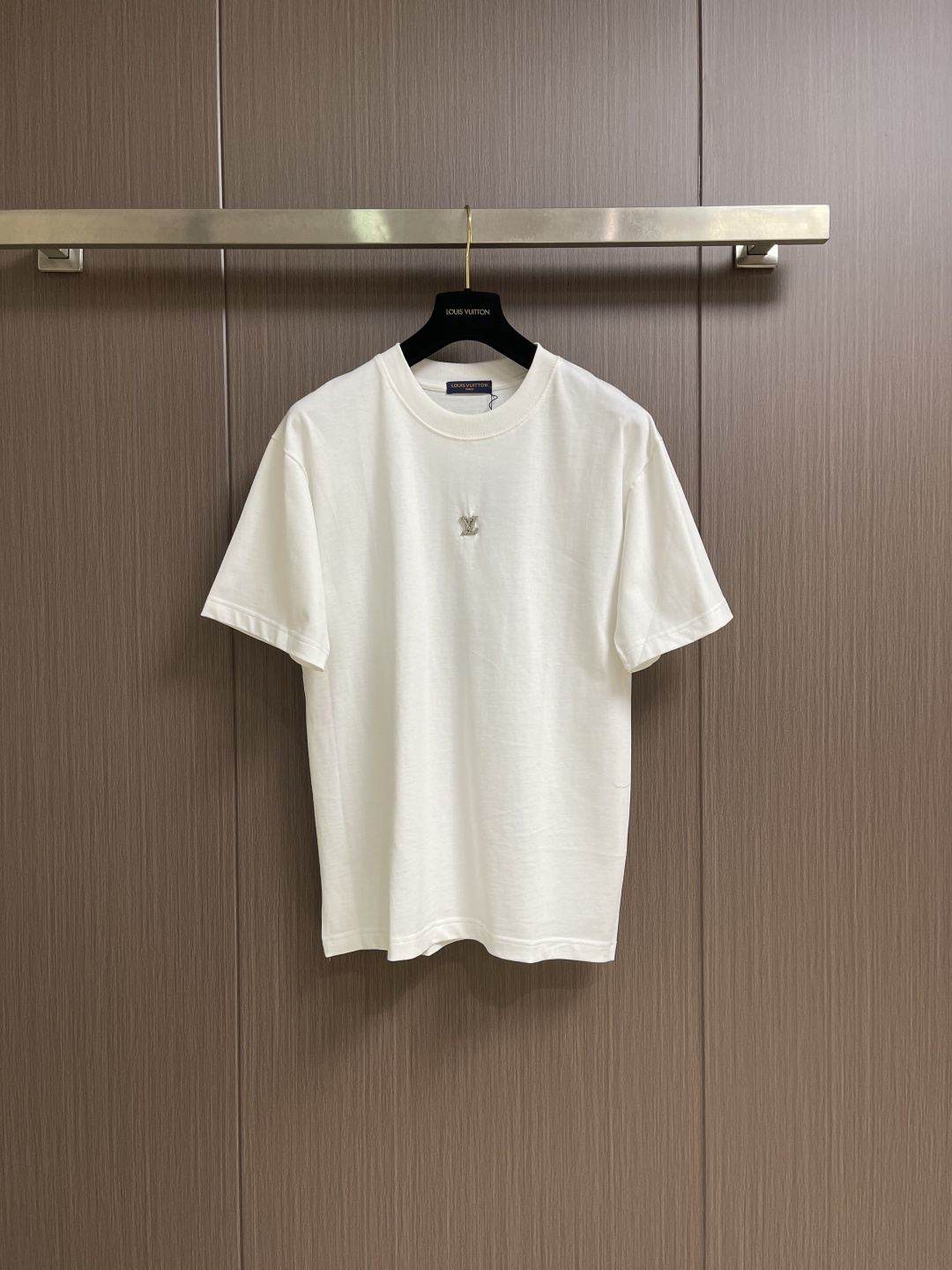 NO:775961,LV 2026SS early spring hardware logo logo round neck short-sleeved T-shirt is a must-have item in the men's wardrobe to help you create daily looks. It is made of organic cotton and is decorated with a hardware logo logo on the chest, which makes it more elegant. The L.Vuitton Deposee woven label on the back adds a sense of fashion. Sizes S-XL, Louis Vuitton, T-shirt, tees, t-shirt,19860909LV 2026SS早春五金logo标识圆领短袖T恤,是男士衣橱中的必备单品,助您打造日常造型.它采用有机棉精制而成,胸前饰有五金logo标识,更显优雅气质.背面饰有L.Vuitton Deposee编织标签,更添时尚感.尺码S-XL,,louis vuitton,T-shirt,tees，t-shirt,,Men's clothing