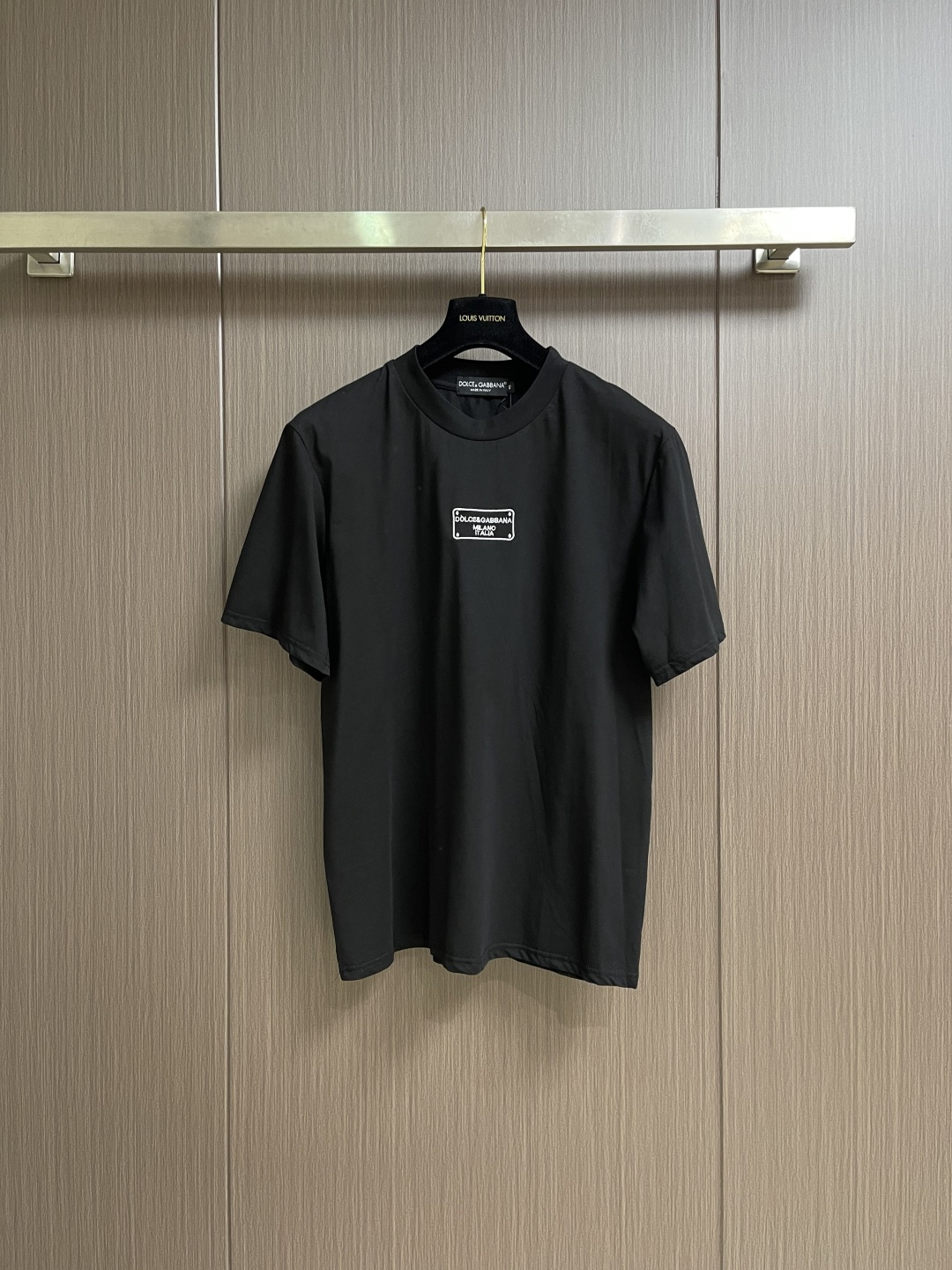 NO:775921,Dolce Gabbana DG 2026ss summer new basic mercerized cotton round neck short-sleeved T-shirt, casual round neck short-sleeved T-shirt with letter embroidery!  The imported high-count and high-density 80-count double-strand mercerized cotton fabric has a soft and delicate texture and can be rolled over ordinary fabrics on the market. It has good moisture absorption and breathability, and is close to the skin for an extremely comfortable wearing experience!  The letter logo embroidery on the chest makes the vision more three-dimensional and brings an undoubted luxury level. The basic and conventional solid color round neck cut is suitable for daily wear alone and as an inner layer. Sizes S-XL, Dolce&Gabbana, T-shirt, tees, t-shirt,19860909Dolce Gabbana DG 2026ss夏季新款基础丝光棉圆领短袖T恤,字母刺绣休闲圆领短袖t恤衫！客供进口高支高密80支双股丝光棉面料,软糯细腻的出色质感,可随意碾压市面普通面料,吸湿透气性佳,贴肤带来极致舒适的穿着体验！胸前字母徽标刺绣,令视觉上更具立体感,同时带来了毋庸置疑的奢华档次,基础常规的纯色圆领版型剪裁,日常单穿内搭皆宜.尺码S-XL,,Dolce&Gabbana,T-shirt,tees，t-shirt,,Men's clothing