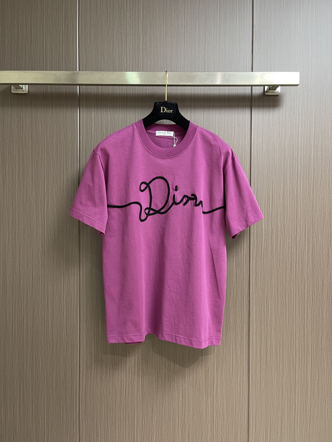 NO:775926,DIOR 2026ss new summer logo embroidered round neck short-sleeved T-shirt, custom-made fabrics selected from mercerized cotton, light and breathable, silky and comfortable upper body, classic and versatile. Sizes S-XL, dior, T-shirt, tees, t-shirt,19860909DIOR 2026ss 夏季新款logo标识刺绣圆领短袖T恤,定制客供面料精选丝光棉 轻薄透气 上身丝滑舒适 经典百搭 .尺码S-XL,,dior,T-shirt,tees，t-shirt,,Men's clothing